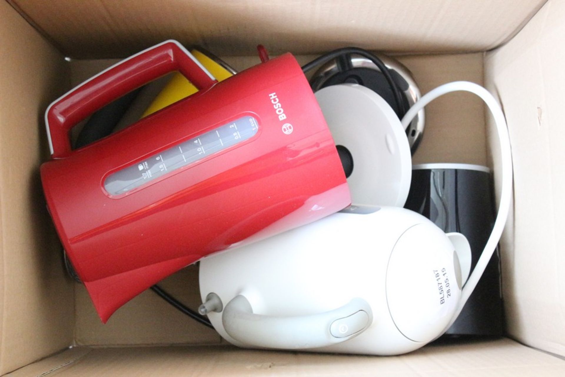 4 x ASSORTED ITEMS TO INCLUDE A BOSCH KETTLE A KENWOOD KMIX KETTLE KENWOOD TRUE KETTLES AND