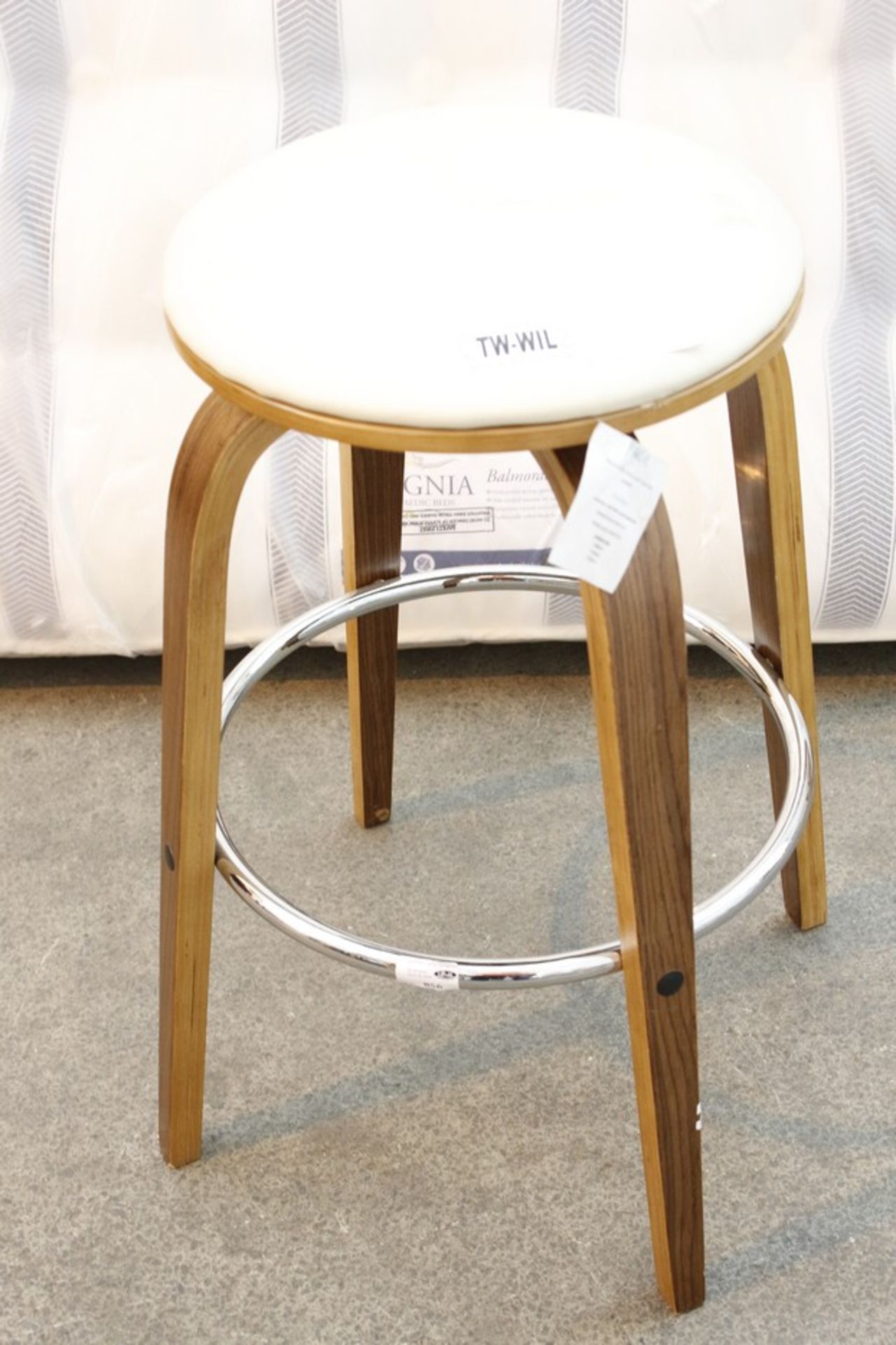 1 x POISE DESIGNER BAR STOOL RRP £100  *PLEASE NOTE THAT THE BID PRICE IS MULTIPLIED BY THE NUMBER