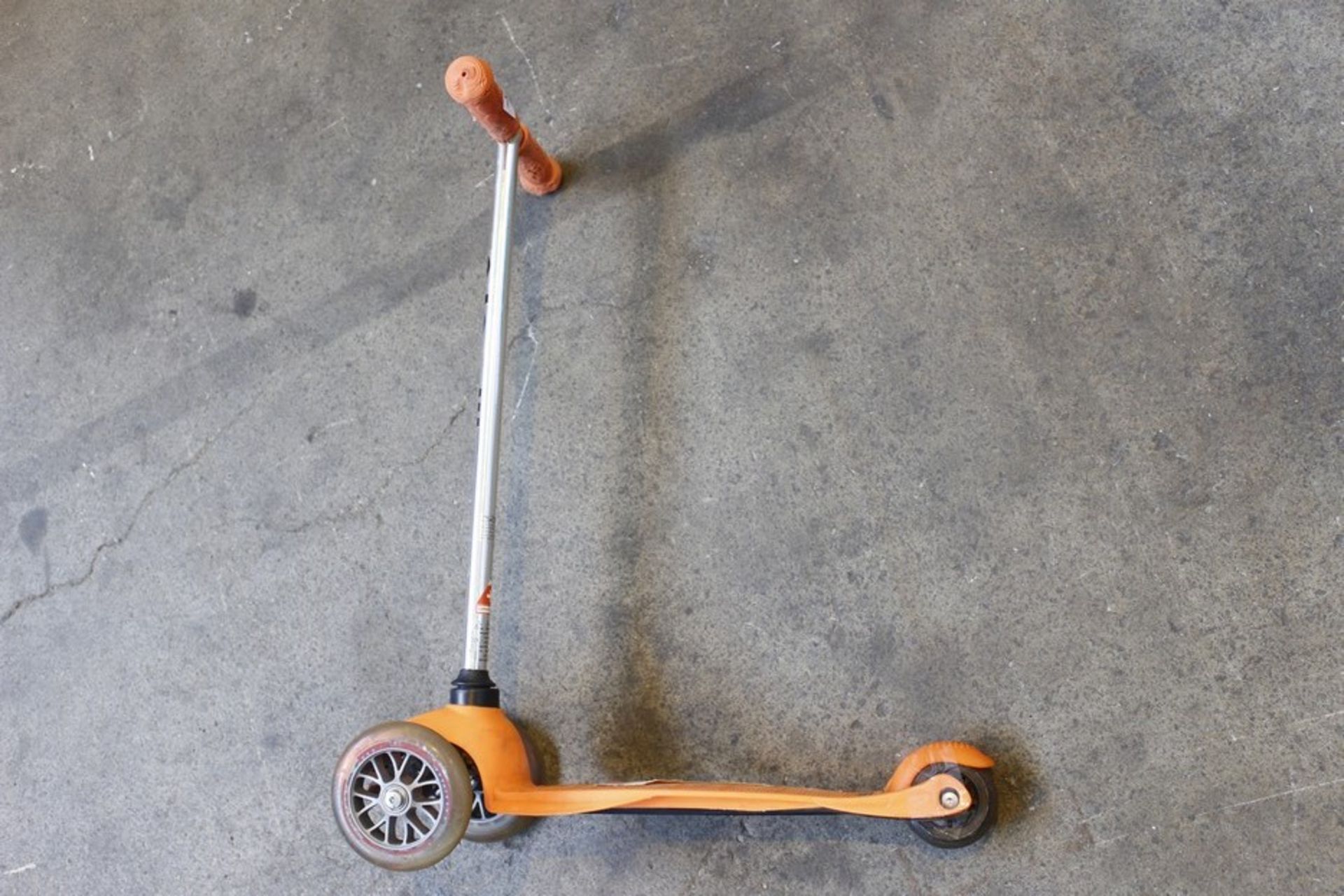 1 x MAXI MICRO CHILDRNES SCOOTER(587335)  *PLEASE NOTE THAT THE BID PRICE IS MULTIPLIED BY THE