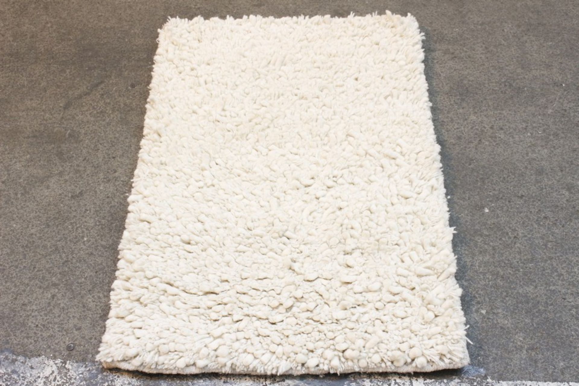 1 x 90X60CM HAND MADE 100% WOOL PILE CREAM/DARWIN FLOOR RUG RRP £60 (20.5.15)  *PLEASE NOTE THAT THE