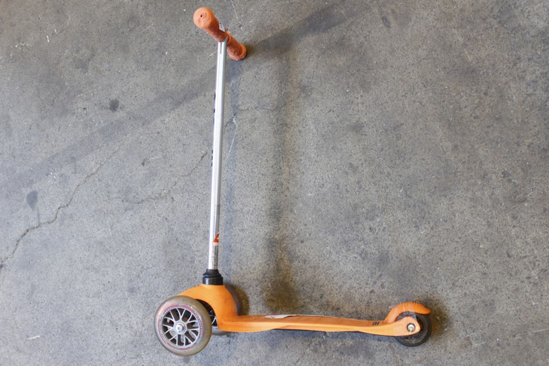 1 x MAXI MICRO CHILDRNES SCOOTER(587335)  *PLEASE NOTE THAT THE BID PRICE IS MULTIPLIED BY THE