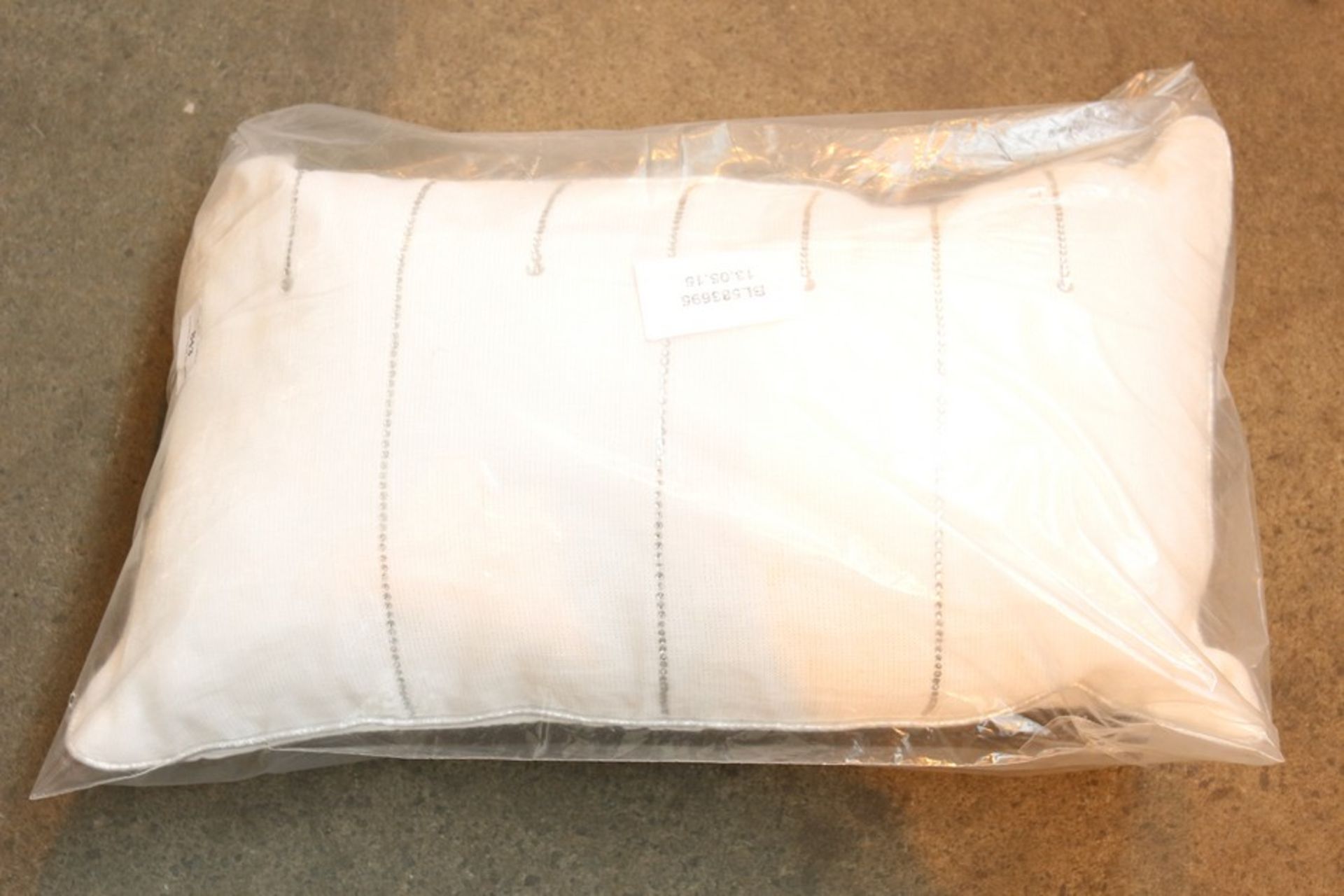 2 x ASSORTED ITEMS TO INCLUDE DREAMLAND HEATED UNDER BLANKETS AND SCATTER CUSHIONS (583695)  *PLEASE