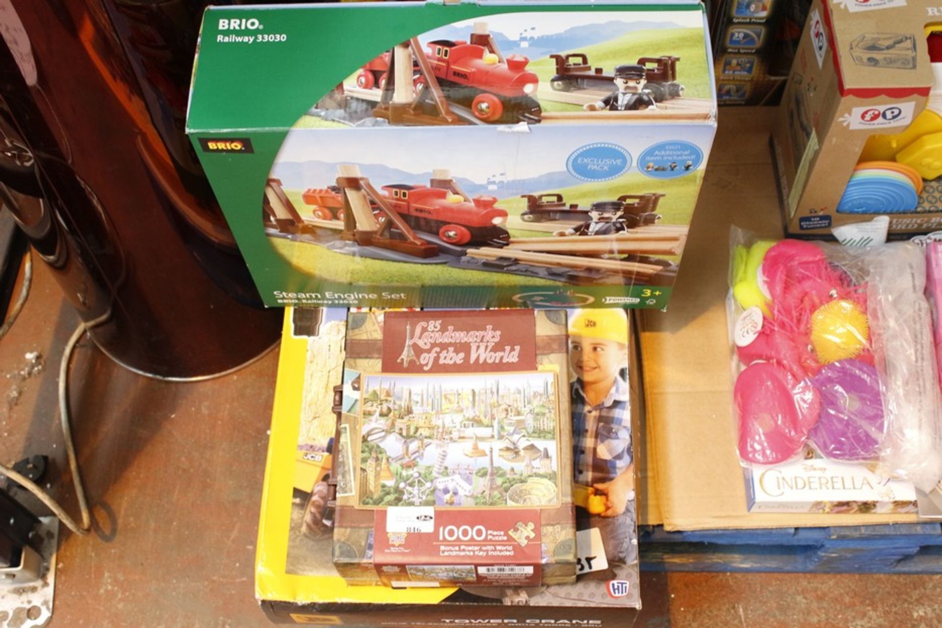 3 x BOXED ASSORTED TOYS TO INCLUDE BRIO STEAM ENGINE SET JCB TOWER CRANE AND A 1000 PIECE JIGSAW
