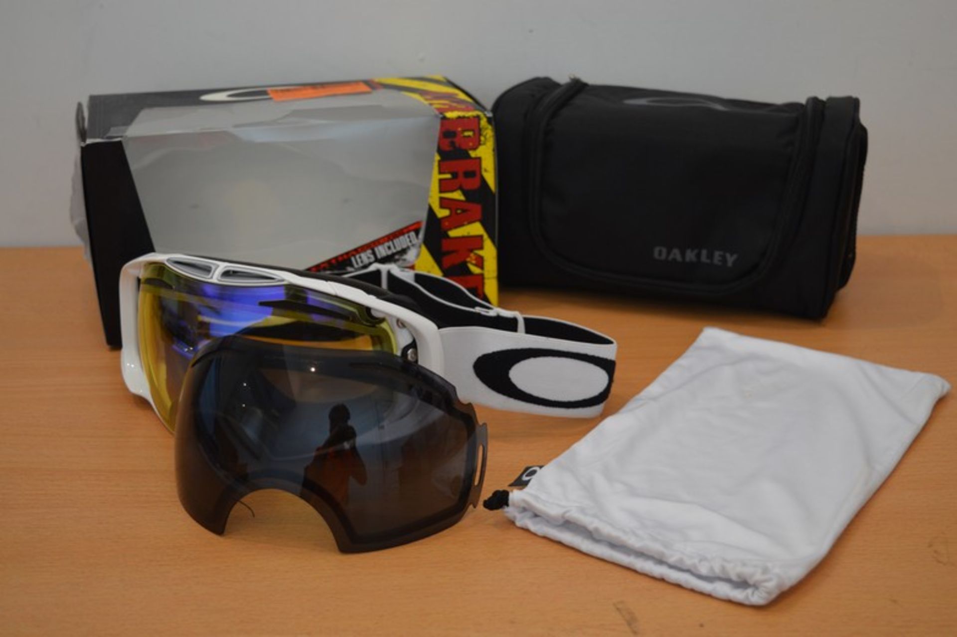 BOXED OAKLEY AIRBRAKE SKI SNOW POLISHED WHITE GOGGLES WITH 2 LENS AND DUST PROTECTIVE BAG RRP £