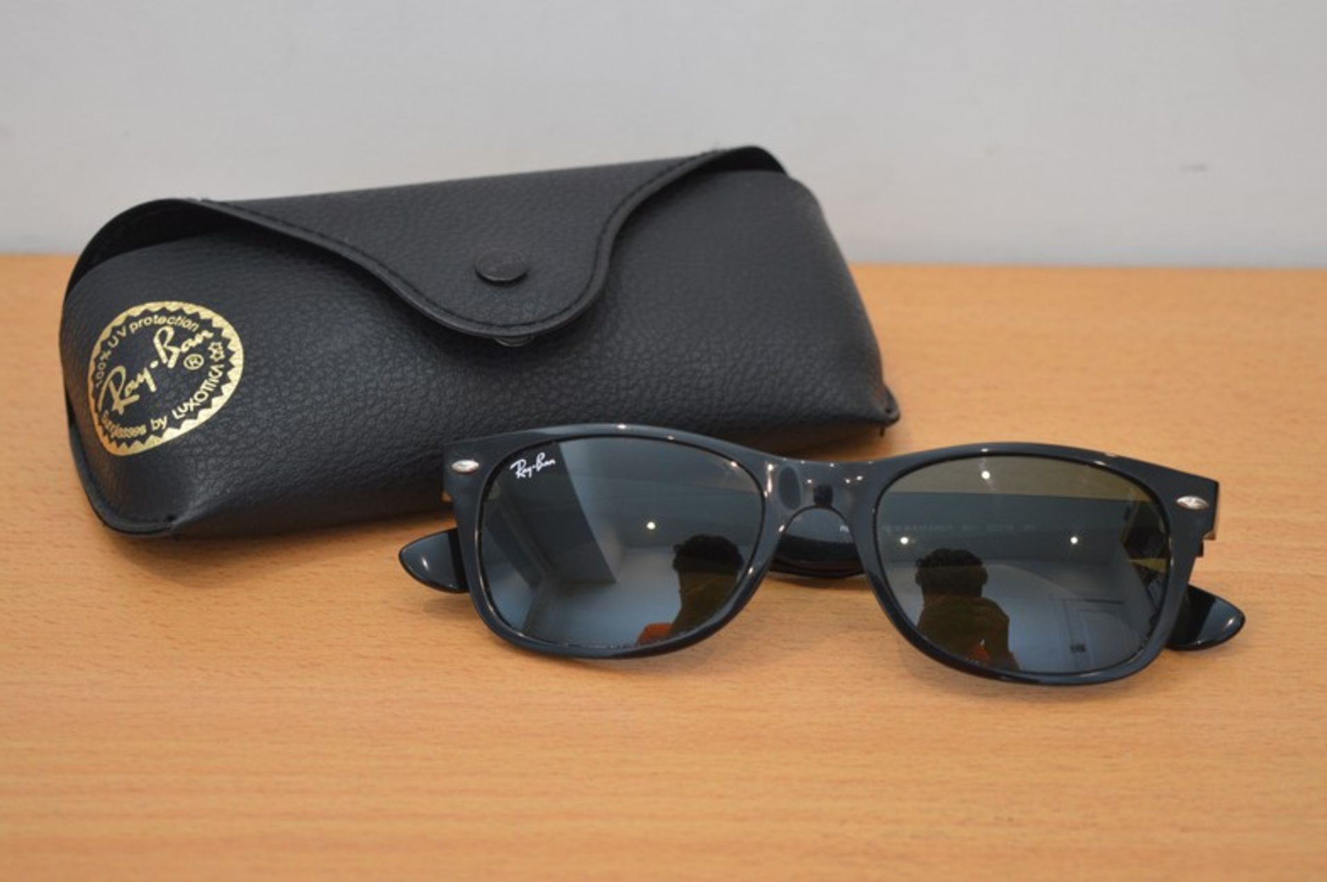 BOXED RAY BAN BLACK GLOSS UNISEX DESIGNER SUNGLASSES RRP £130 (DSCLIP)(20.05.15)