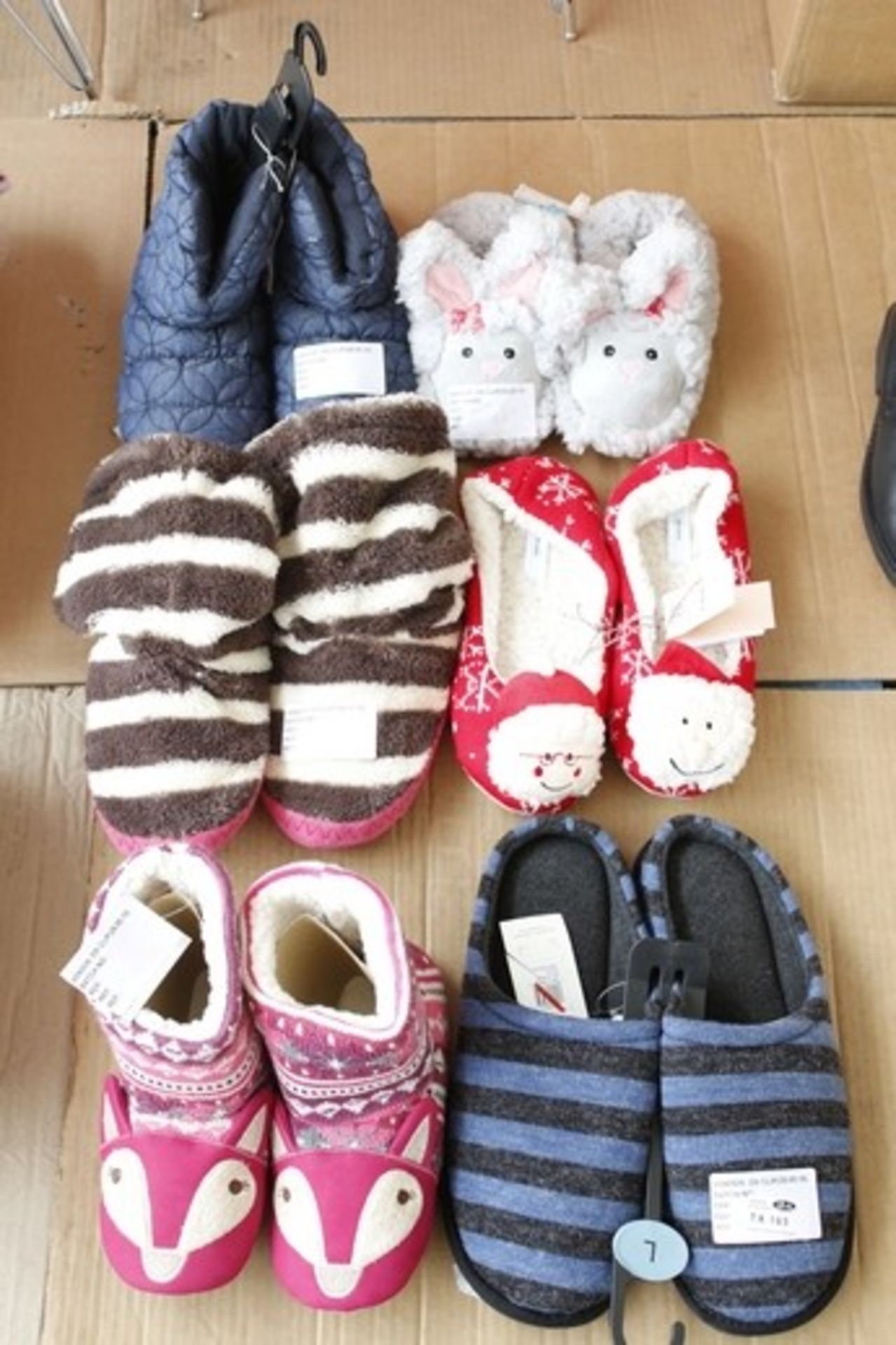 ONE LOT TO CONTAIN 6X ASSORTED PAIRS OF SLIPPERS (DS CLIP 29/5/15)