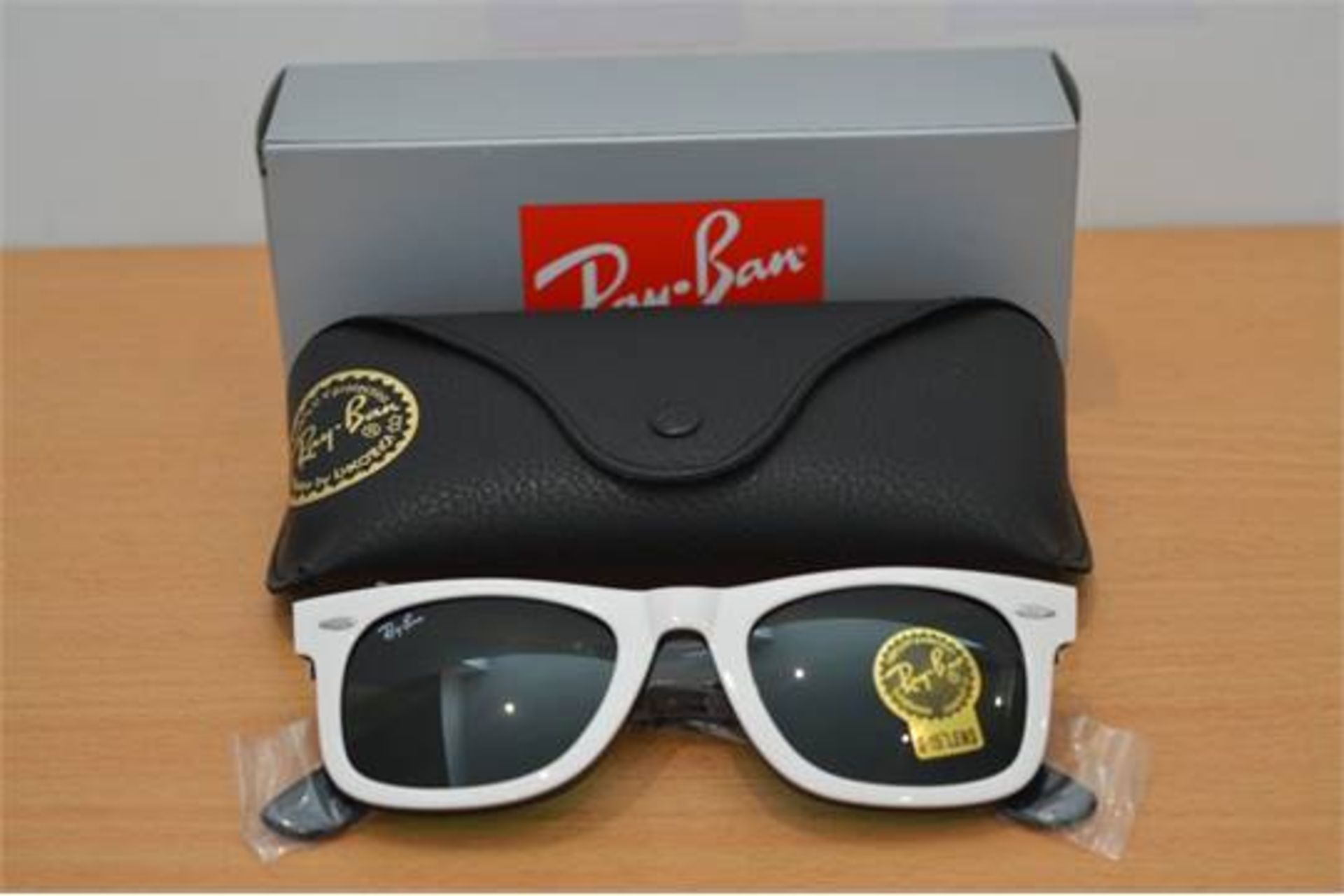 BOXED BRAND NEW RAYBAN WHITE GLOSS PRINT UNISEX DESIGNER SUGNLASSES RRP £169.99 (MD-WATCH)(7)