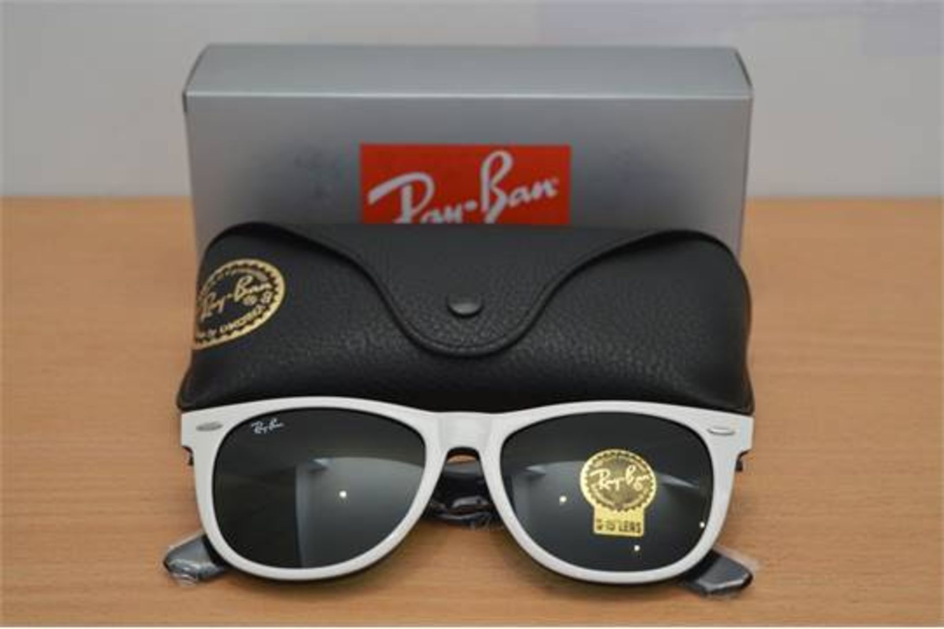 BOXED BRAND NEW RAYBAN WHITE UNISEX DESIGNER SUGNLASSES RRP £169.99 (MD-WATCH)(32)