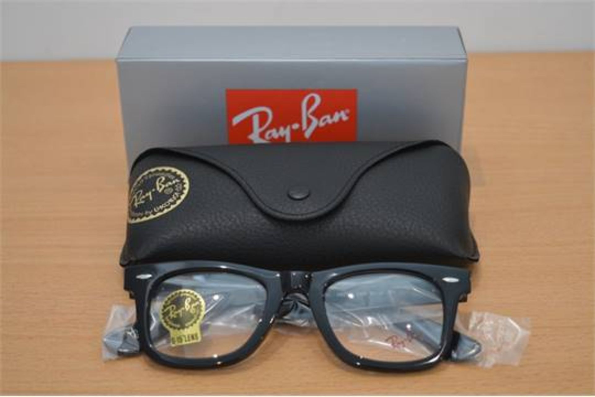 BOXED BRAND NEW RAYBAN BLACK GLOSS AND CLEAR LENS UNISEX DESIGNER SUNGLASSES RRP £169.99 (MD-
