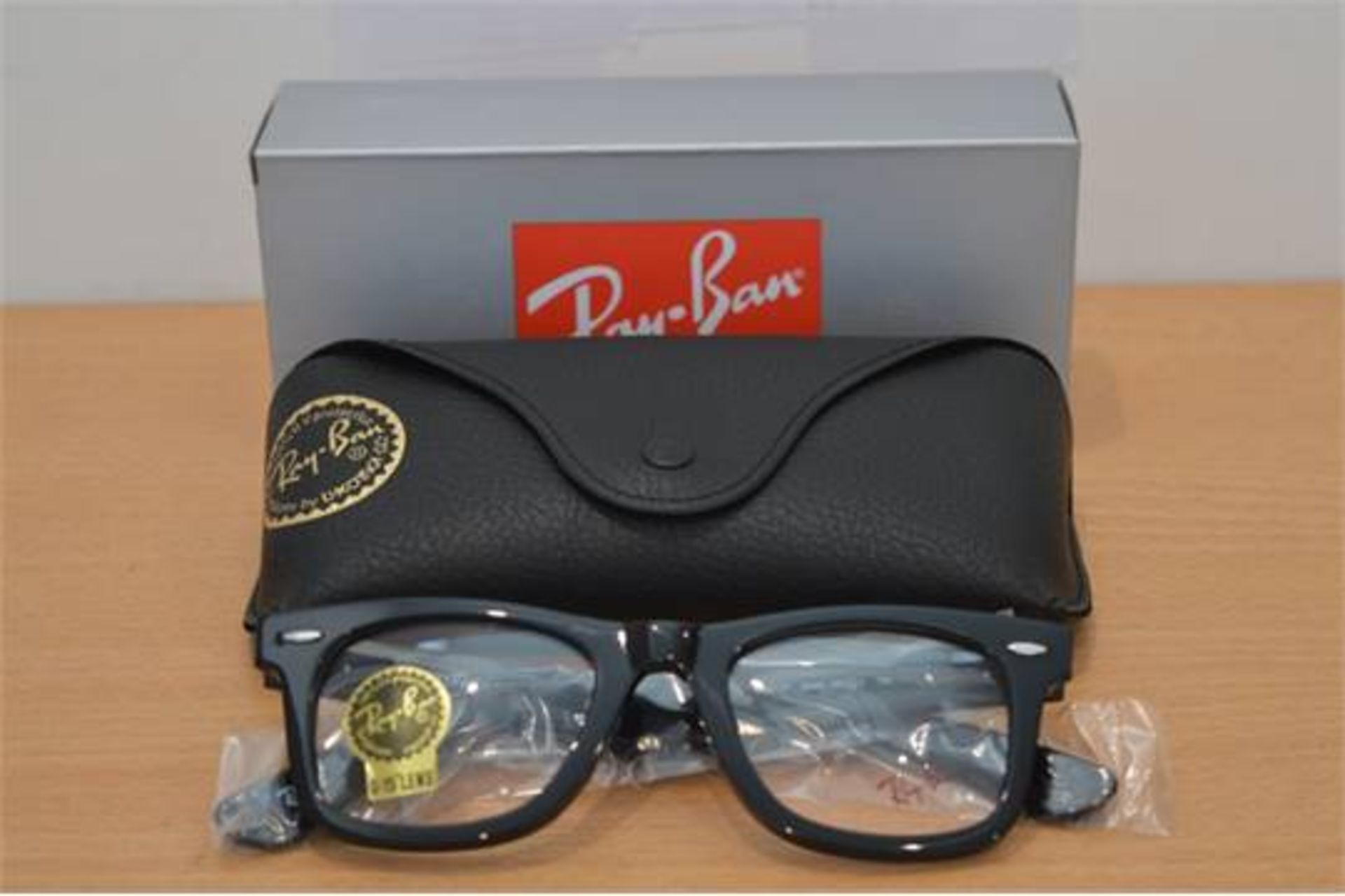 BOXED BRAND NEW RAYBAN BLACK GLOSS AND CLEAR LENS UNISEX DESIGNER SUNGLASSES RRP £169.99 (MD-