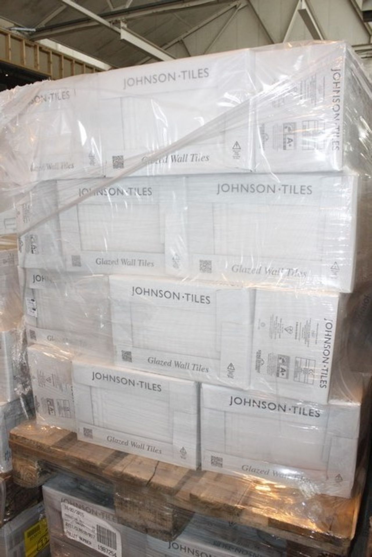 ONE PALLET TO CONTAIN 32X PACKS OF BRAND NEW FACTORY SEALED DESIGNER WALL/FLOOR TILES 30X20 CLAS1B