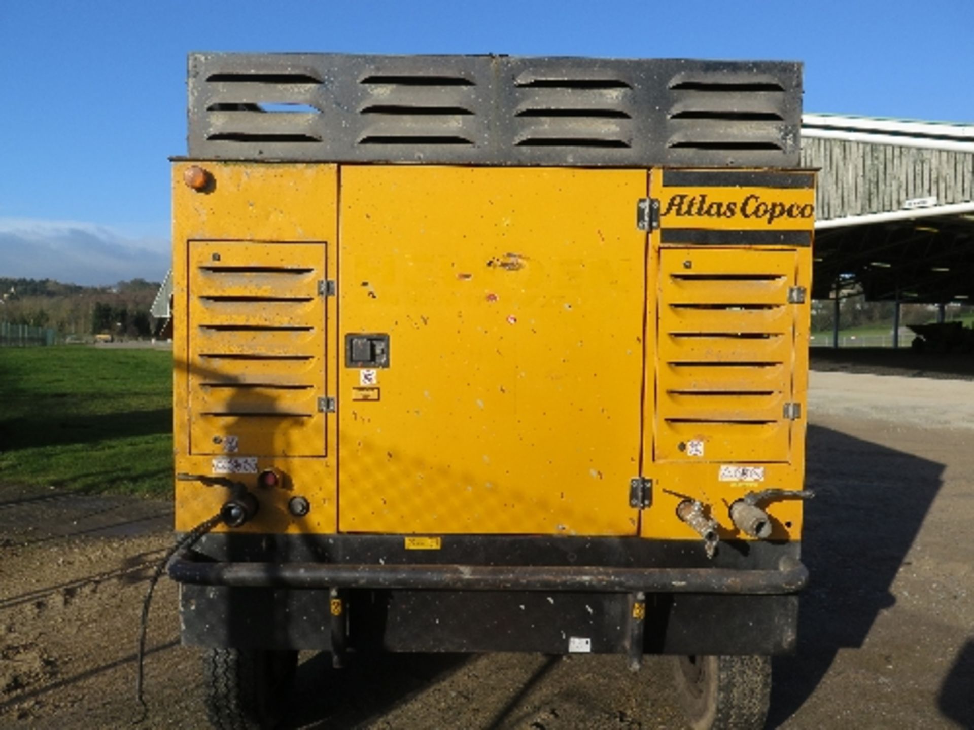 Atlas Copco XAHS426CD compressor 2007 6687 hrs 158903
RUNS AND MAKES AIR - CATERPILLAR All lots - Image 4 of 5