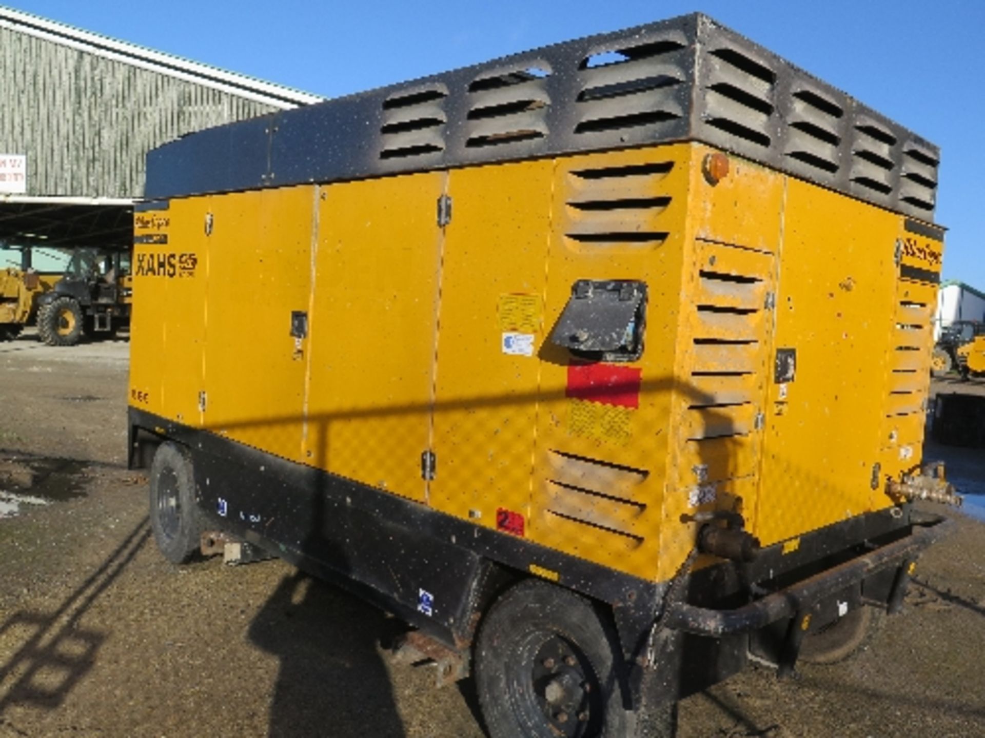 Atlas Copco XAHS426CD compressor 2007 6687 hrs 158903
RUNS AND MAKES AIR - CATERPILLAR All lots - Image 3 of 5