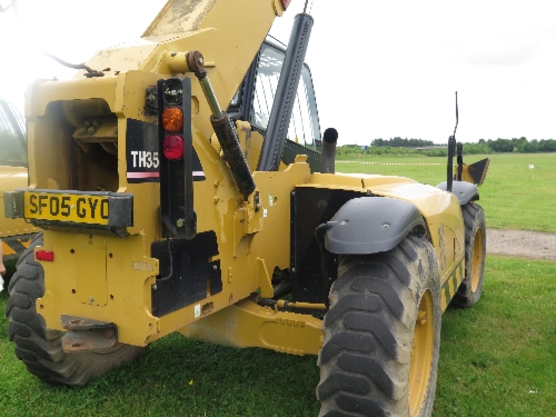Caterpillar TH355B telehandler 2642 hrs 2005 136674
FORKS MISSING
ALL LOTS are SOLD AS SEEN - Image 5 of 9