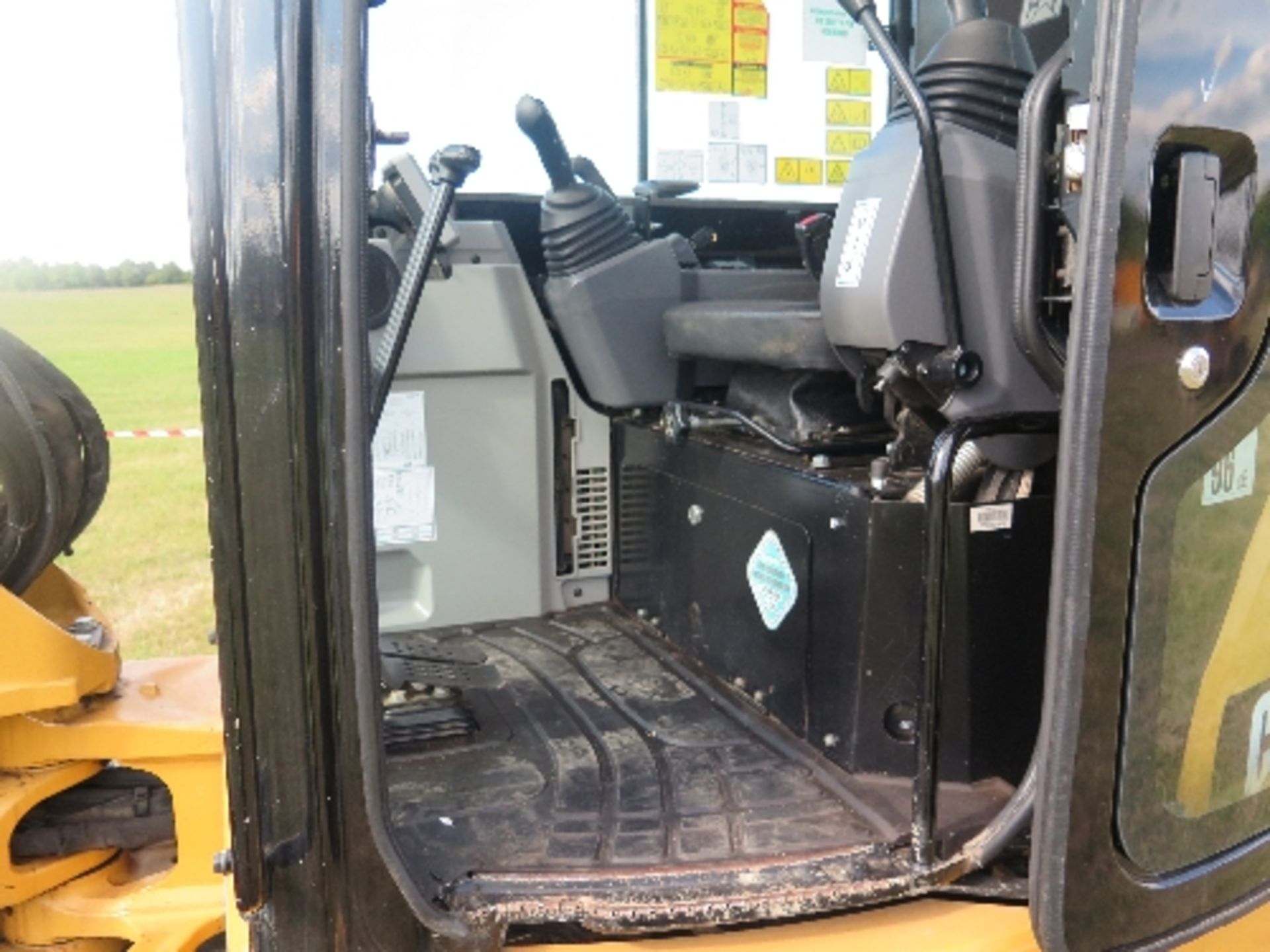 Caterpillar 305ECR mini excavator 1125 hrs 2013 XFA01743
This lot is included by kind permission of - Image 6 of 7