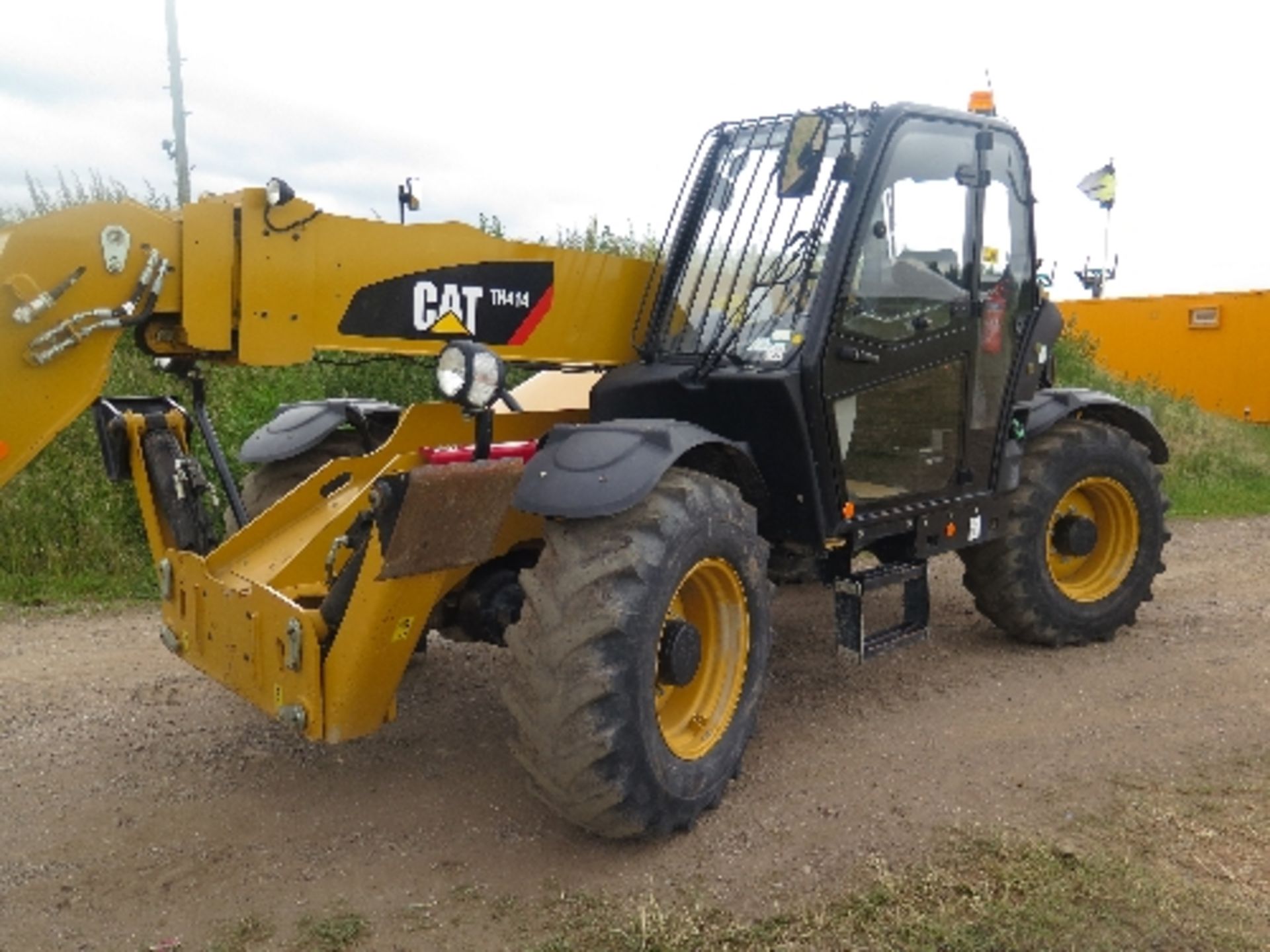 Caterpillar TH414STDQ telehandler 2347 hrs 2013 TBZ00905
This lot is included by kind permission of - Image 2 of 7