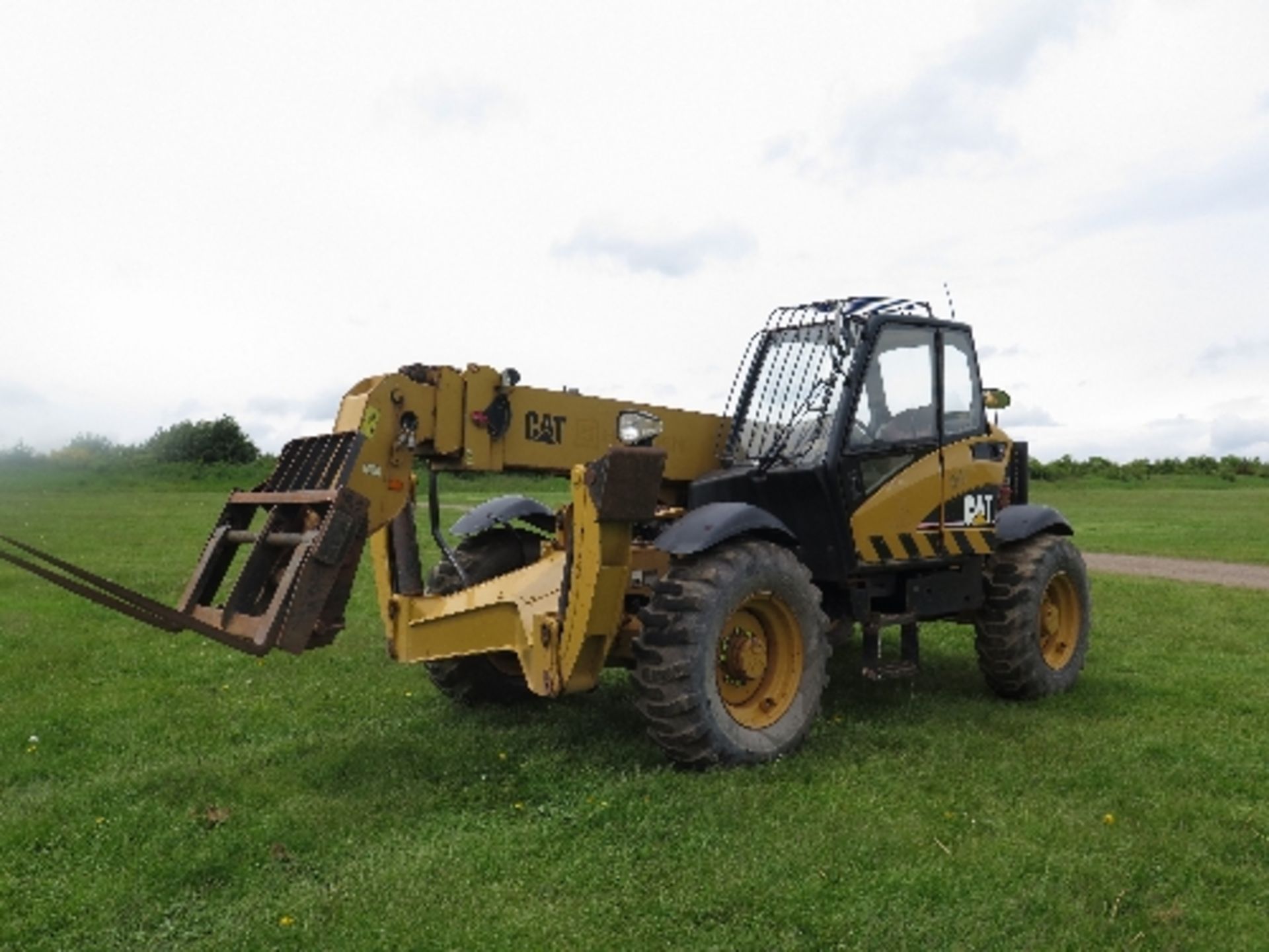 Caterpillar TH355B telehandler 3999 hrs 2005 136402ALL LOTS are SOLD AS SEEN WITHOUT WARRANTY