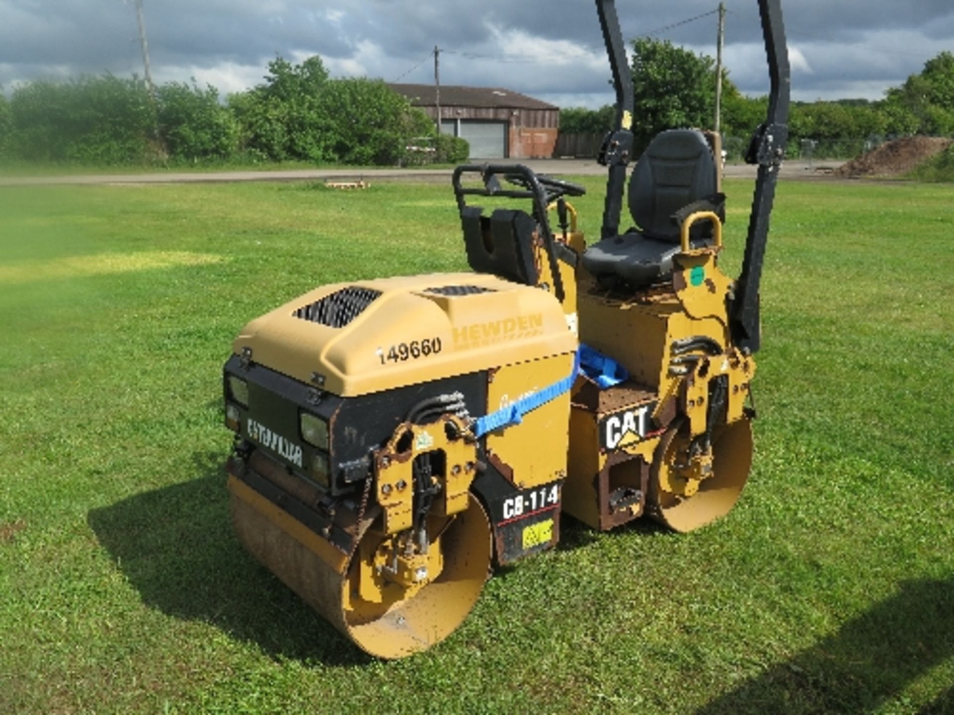 Caterpillar CB114E tandem roller 2007 149660
ENGINE RUNS
CENTRE PIVOT BROKEN
NO SEAT
ALL LOTS