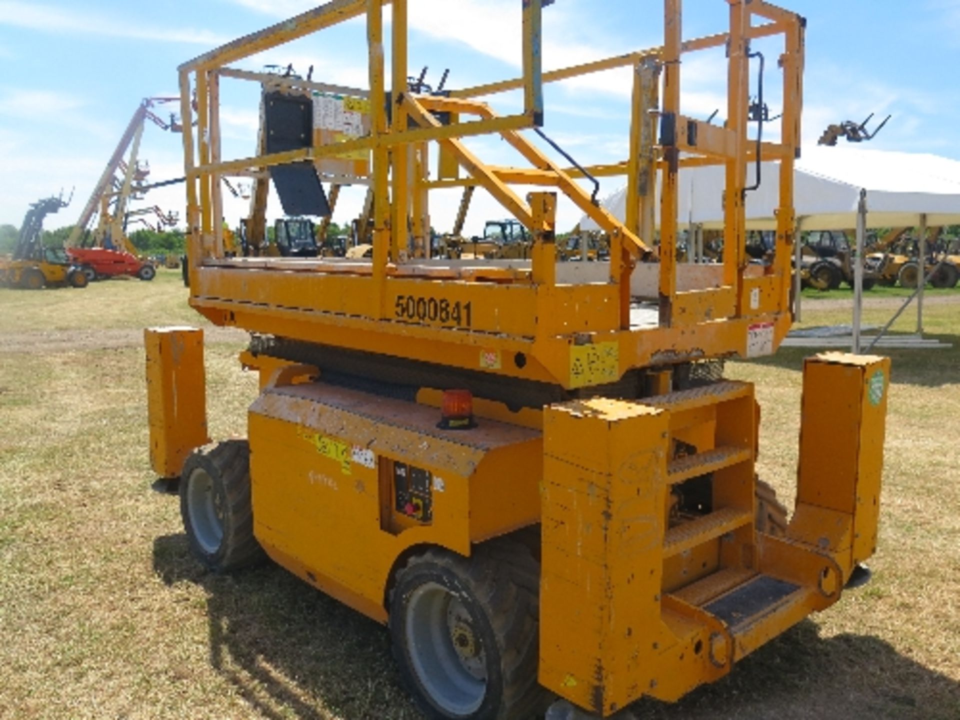 Genie GS3268 scissor lift 2008 5000841
1,707 HOURS
ALL LOTS are SOLD AS SEEN WITHOUT WARRANTY - Image 4 of 4