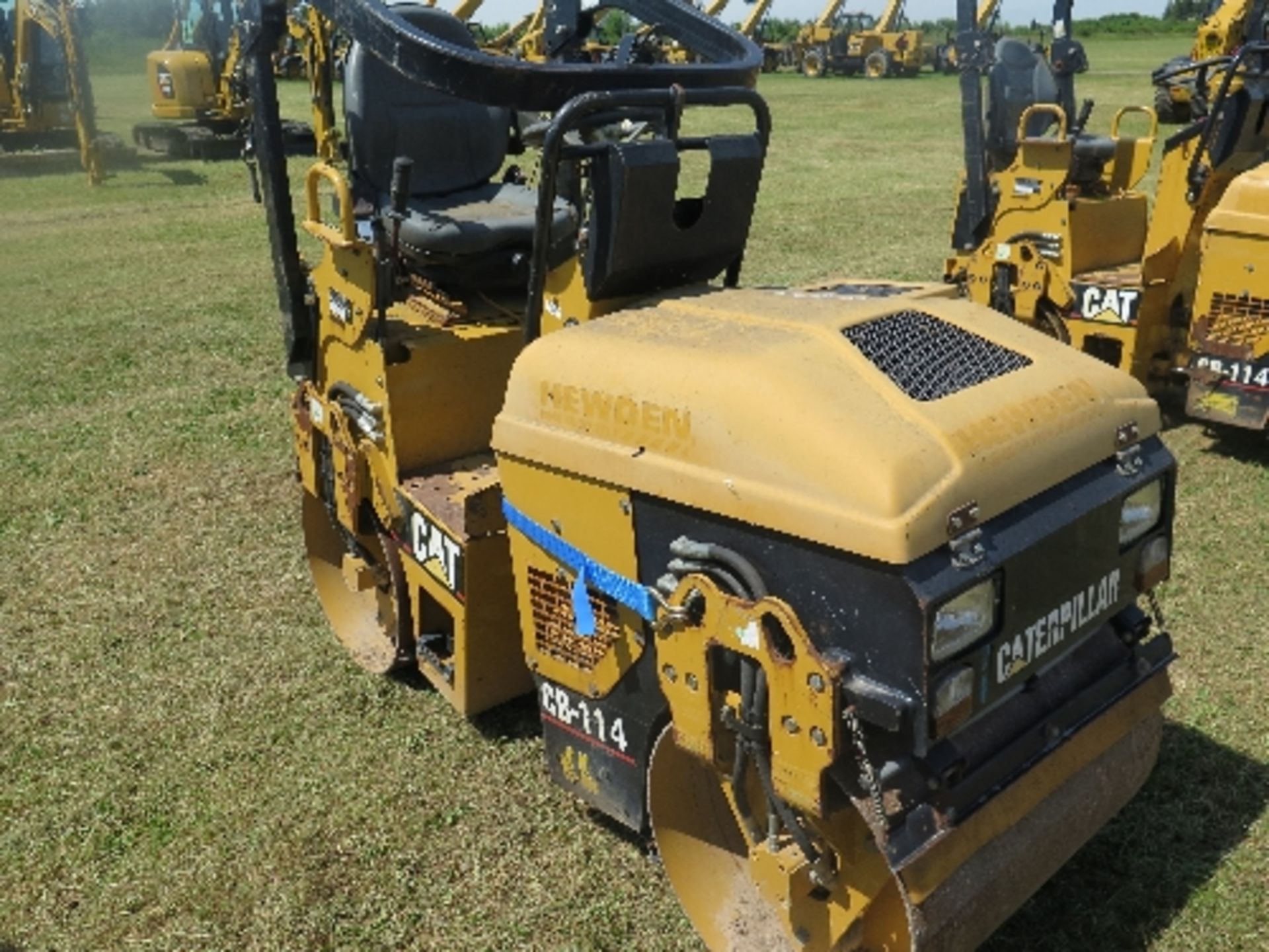 Caterpillar CB114E tandem roller 2007 149689
ENGINE RUNS
CENTRE PIVOT BROKEN
ALL LOTS are SOLD AS - Image 3 of 7