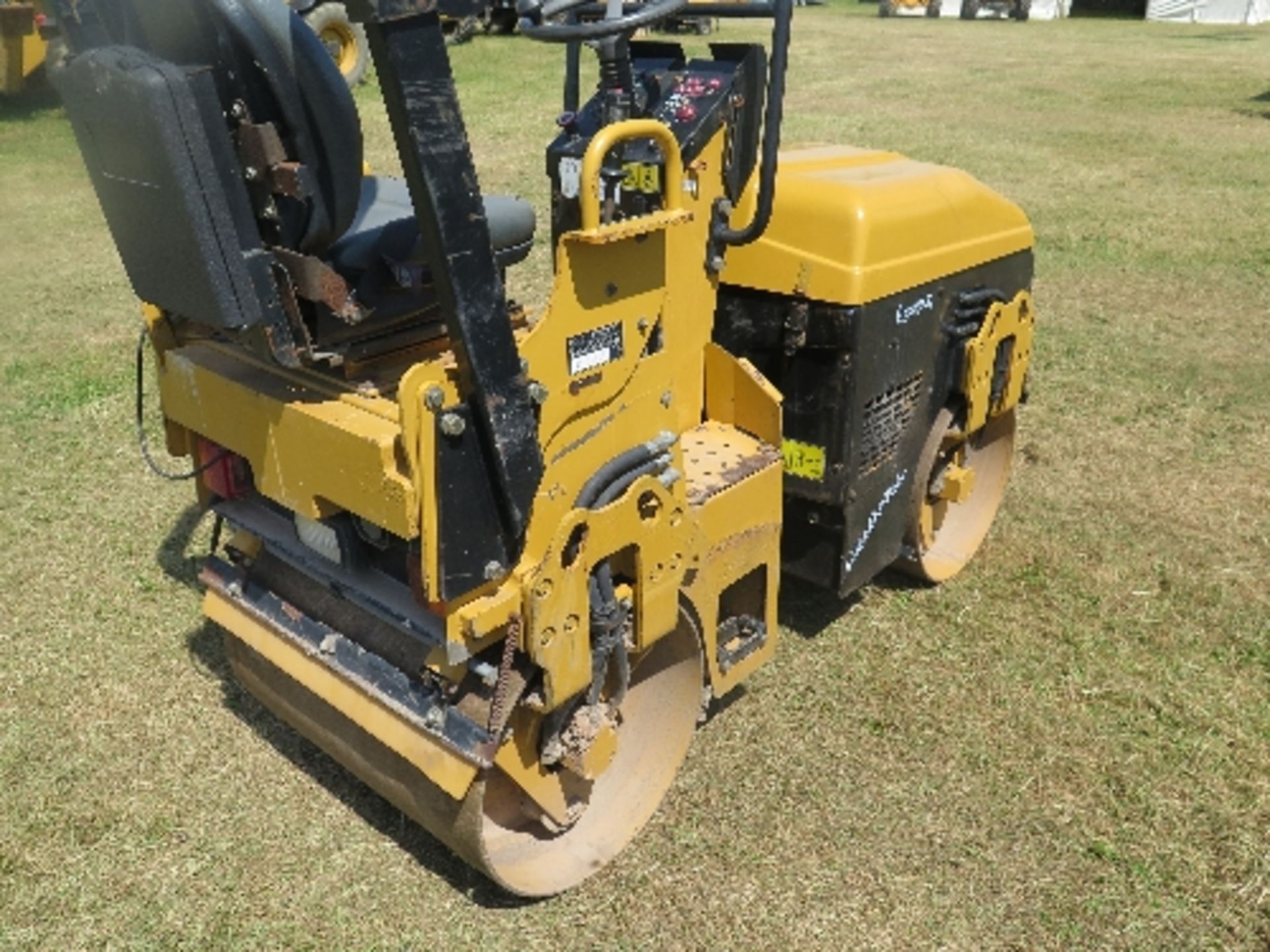 Caterpillar CB114E tandem roller 491 hrs 2007 149656
RUNS DRIVES
NO VIBRATE
ALL LOTS are SOLD - Image 4 of 6