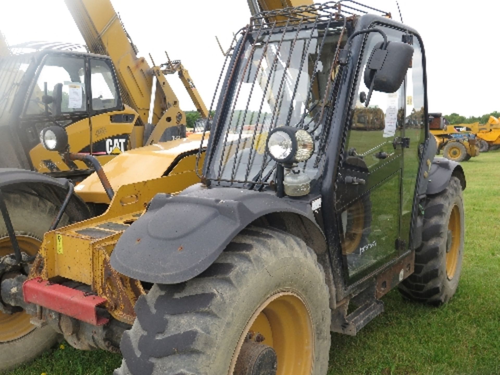 Caterpillar TH407 telehandler 2633 hrs 2008 5003029ALL LOTS are SOLD AS SEEN WITHOUT WARRANTY - Image 3 of 8