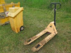 Birchwood 2.5 tonne pallet truck 5012280ALL LOTS are SOLD AS SEEN WITHOUT WARRANTY expressed,