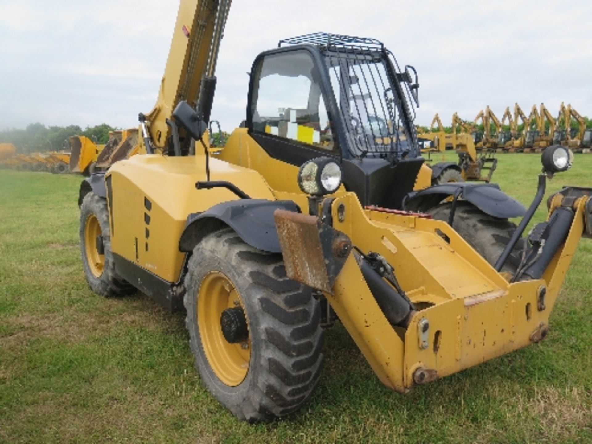 Caterpillar TH414 telehandler 2007 hrs 2009 5003137ALL LOTS are SOLD AS SEEN WITHOUT WARRANTY - Image 2 of 7