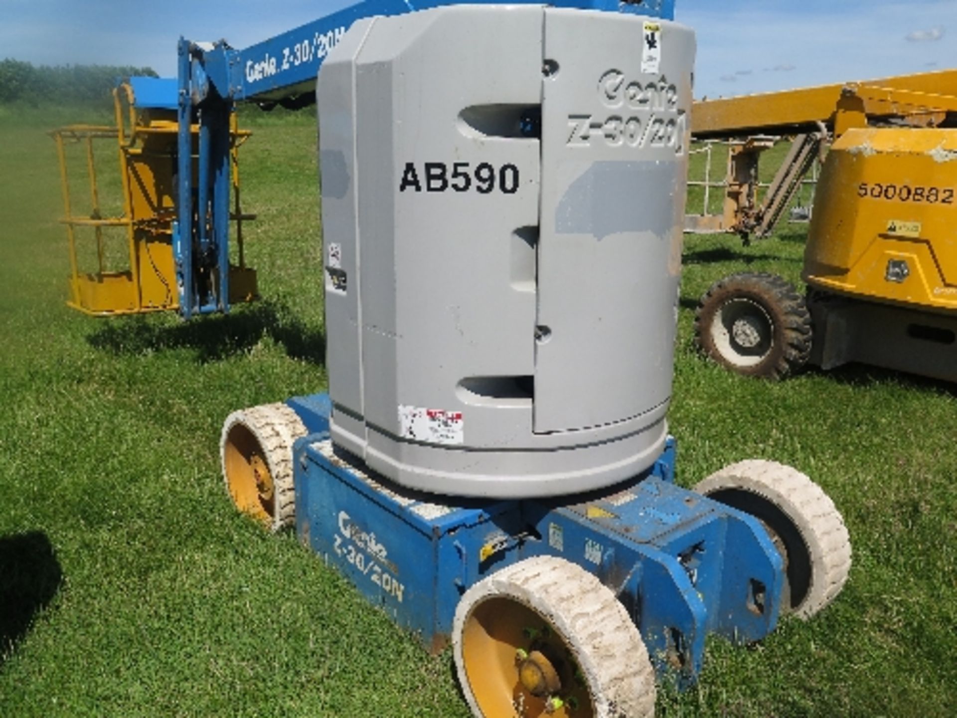 Genie Z30/20 artic boom 873 hrs 2001 AB590ALL LOTS are SOLD AS SEEN WITHOUT WARRANTY expressed, - Image 2 of 4