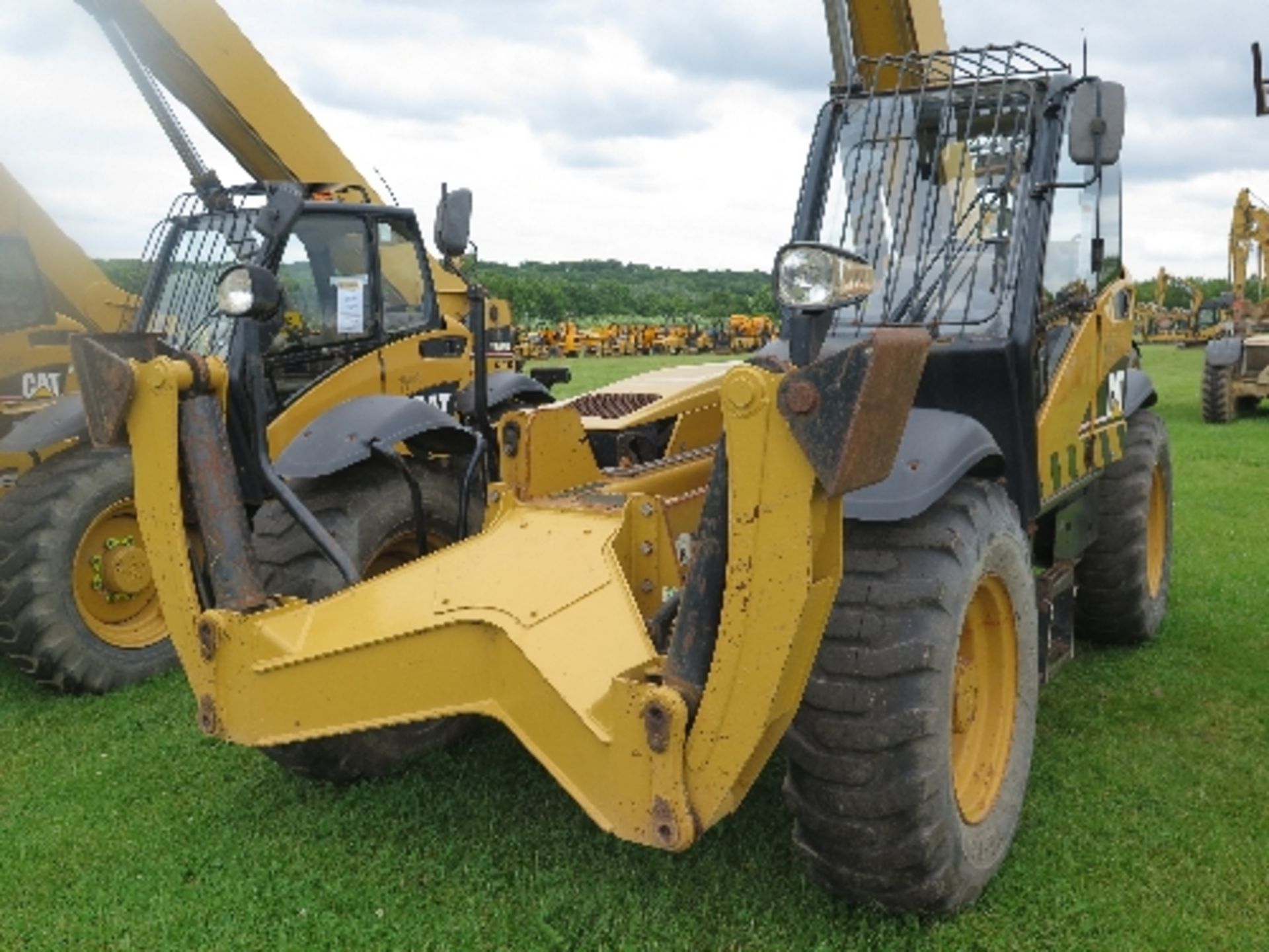 Caterpillar TH355B telehandler 3999 hrs 2005 136402ALL LOTS are SOLD AS SEEN WITHOUT WARRANTY - Image 3 of 7