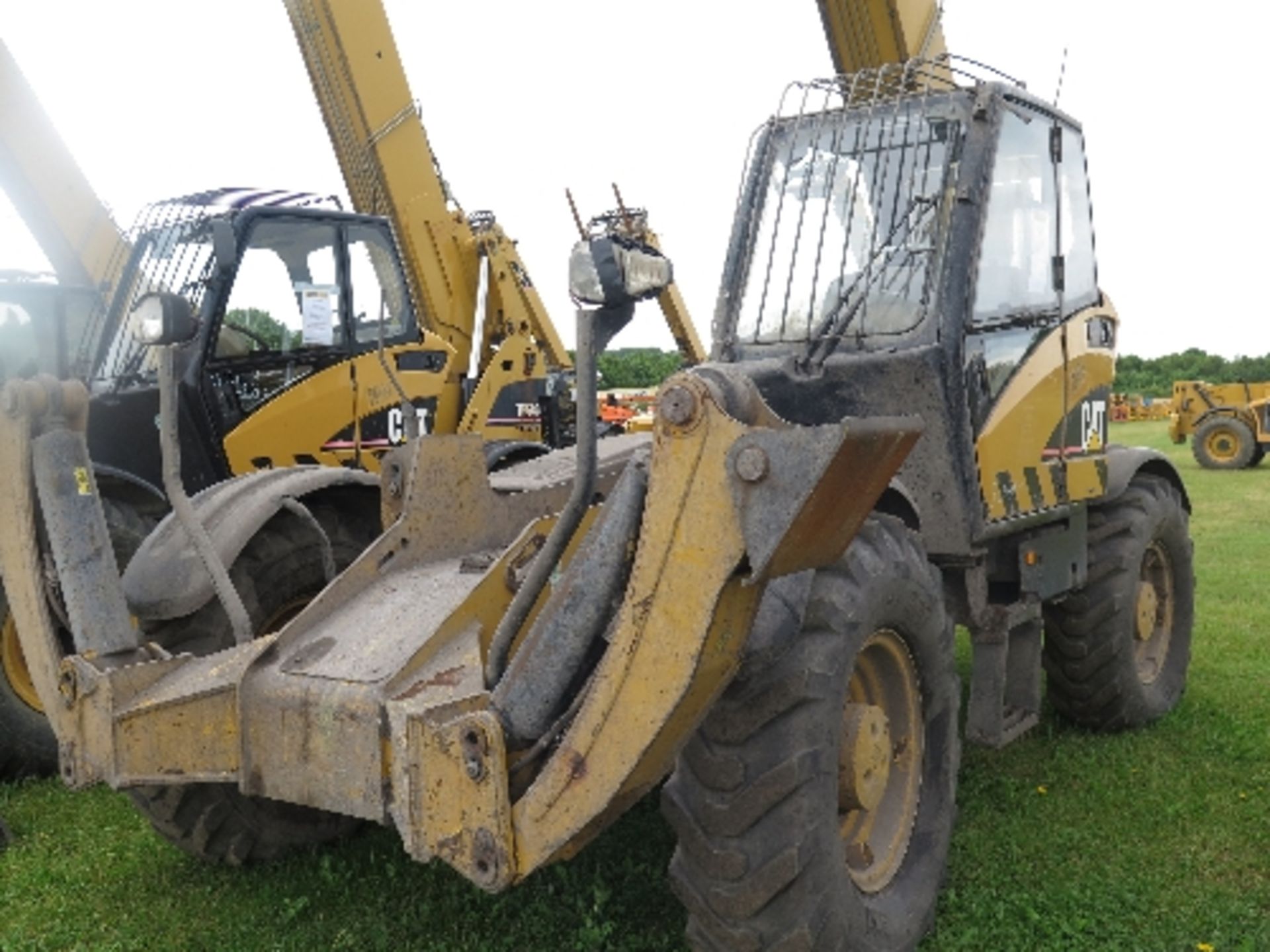 Caterpillar TH580B telehandler 7061 hrs  136316
BELIEVED 2005
POOR COSMETICS
ALL LOTS are SOLD AS - Image 3 of 8
