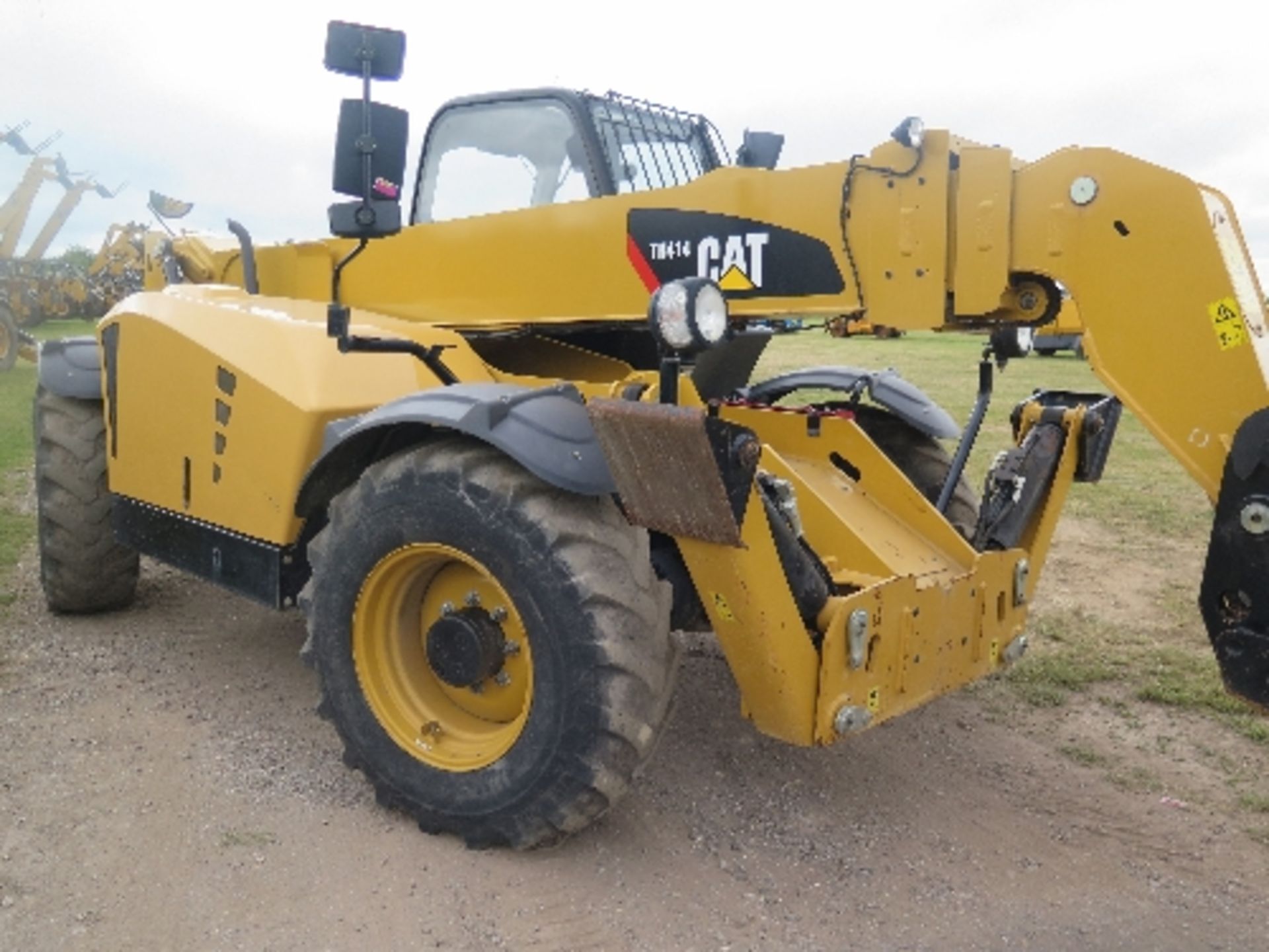 Caterpillar TH414STDQ telehandler 2347 hrs 2013 TBZ00905
This lot is included by kind permission of - Image 4 of 7