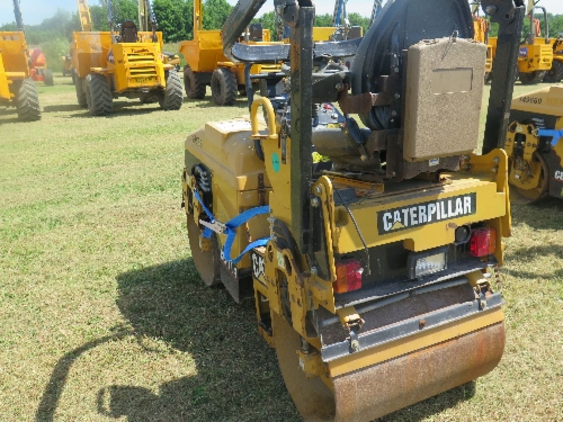 Caterpillar CB114E tandem roller 2007 149689
ENGINE RUNS
CENTRE PIVOT BROKEN
ALL LOTS are SOLD AS - Image 5 of 7