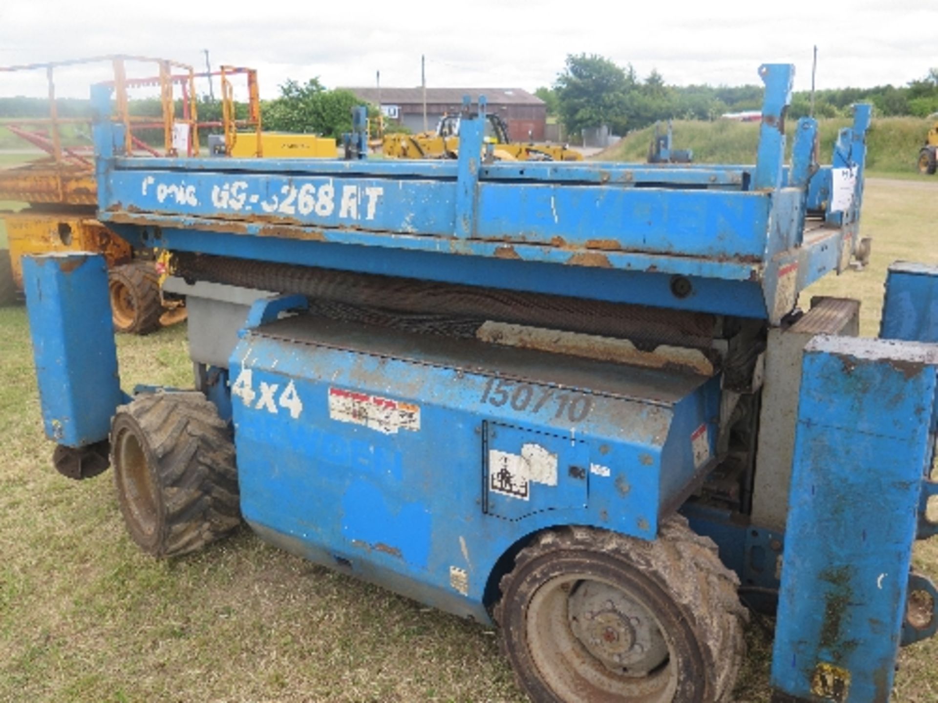 Genie GS3268 scissor lift  150710
CONTROL BOX MISSING
CAGE MISSING
NON RUNNER
BELIEVED 2006
ALL - Image 3 of 4