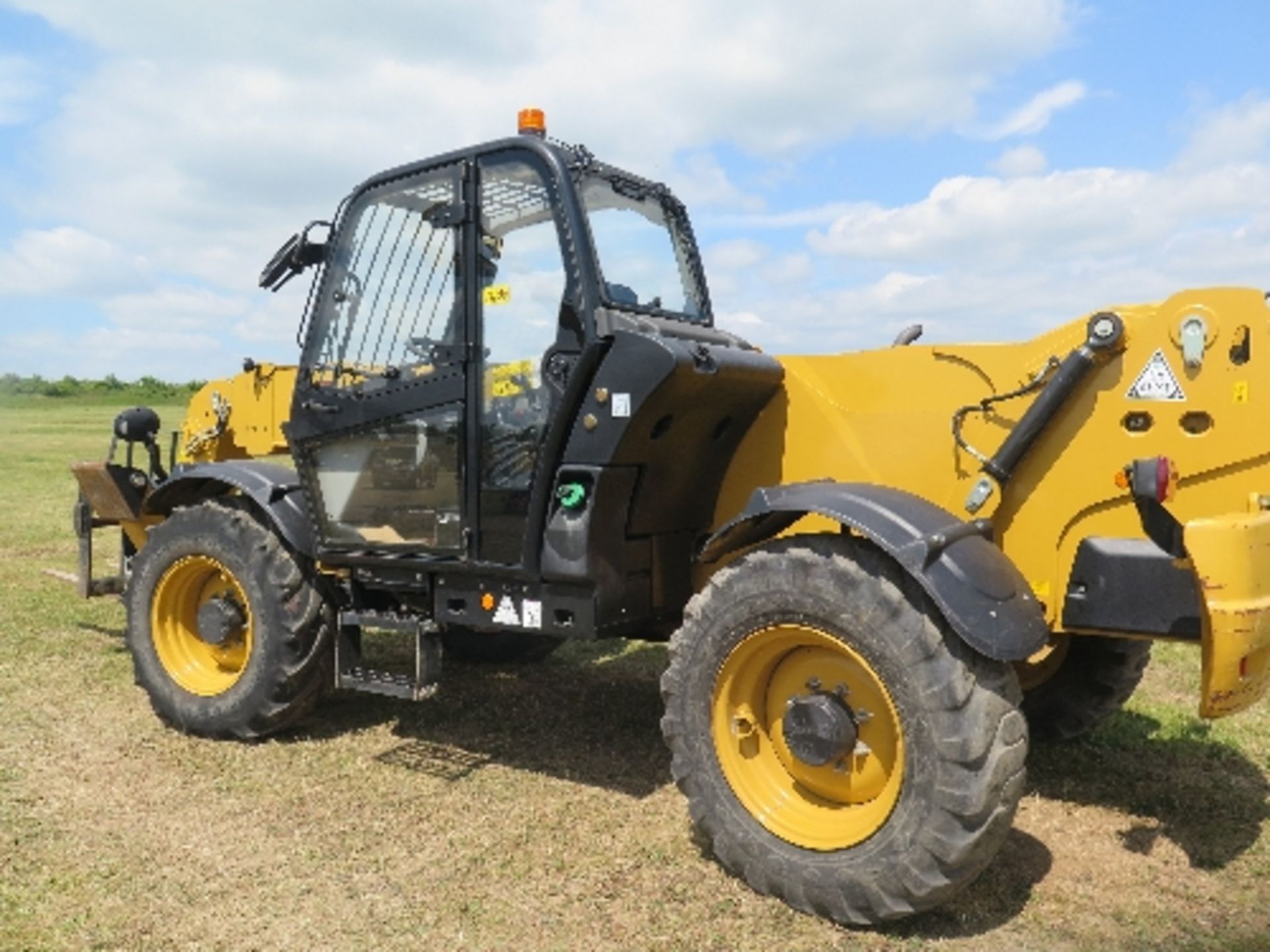 Caterpillar TH414STD telehandler 2480 hrs 2011 TBZ00699
This lot is included by kind permission