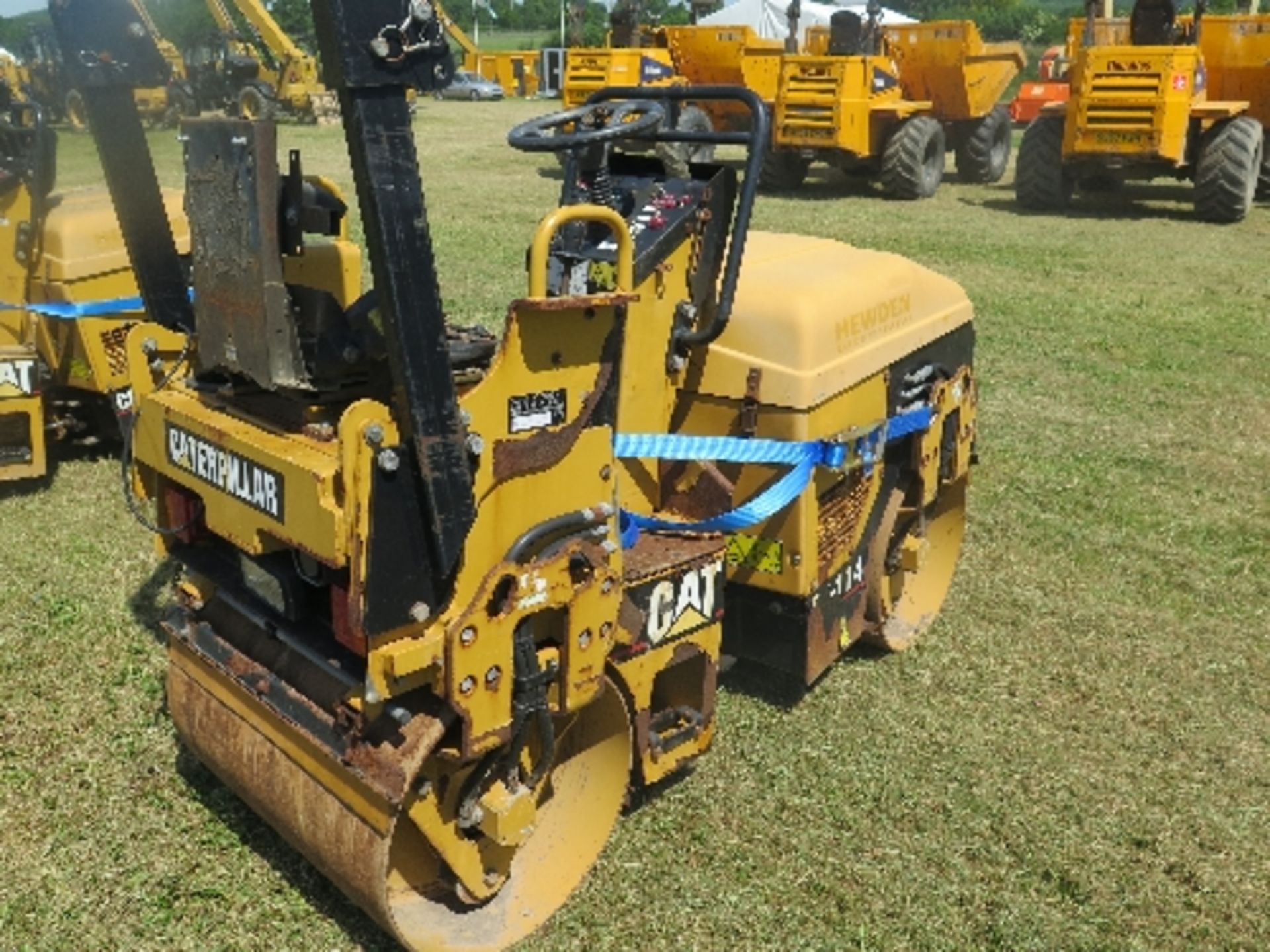 Caterpillar CB114E tandem roller 2007 149660
ENGINE RUNS
CENTRE PIVOT BROKEN
NO SEAT
ALL LOTS - Image 4 of 7