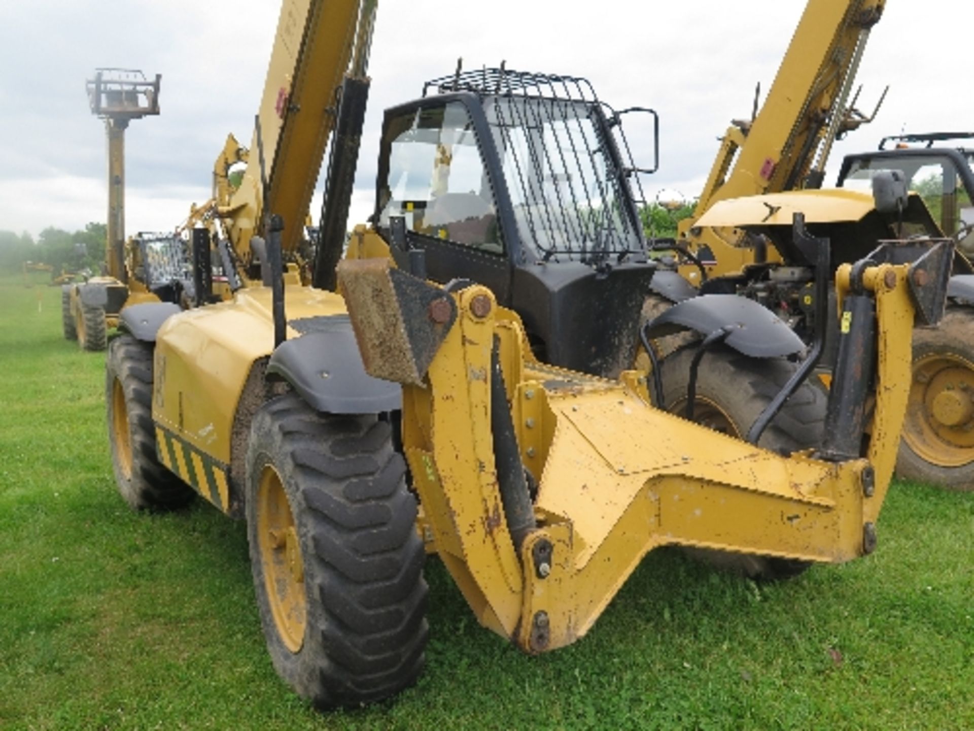 Caterpillar TH355B telehandler 2642 hrs 2005 136674
FORKS MISSING
ALL LOTS are SOLD AS SEEN - Image 2 of 9