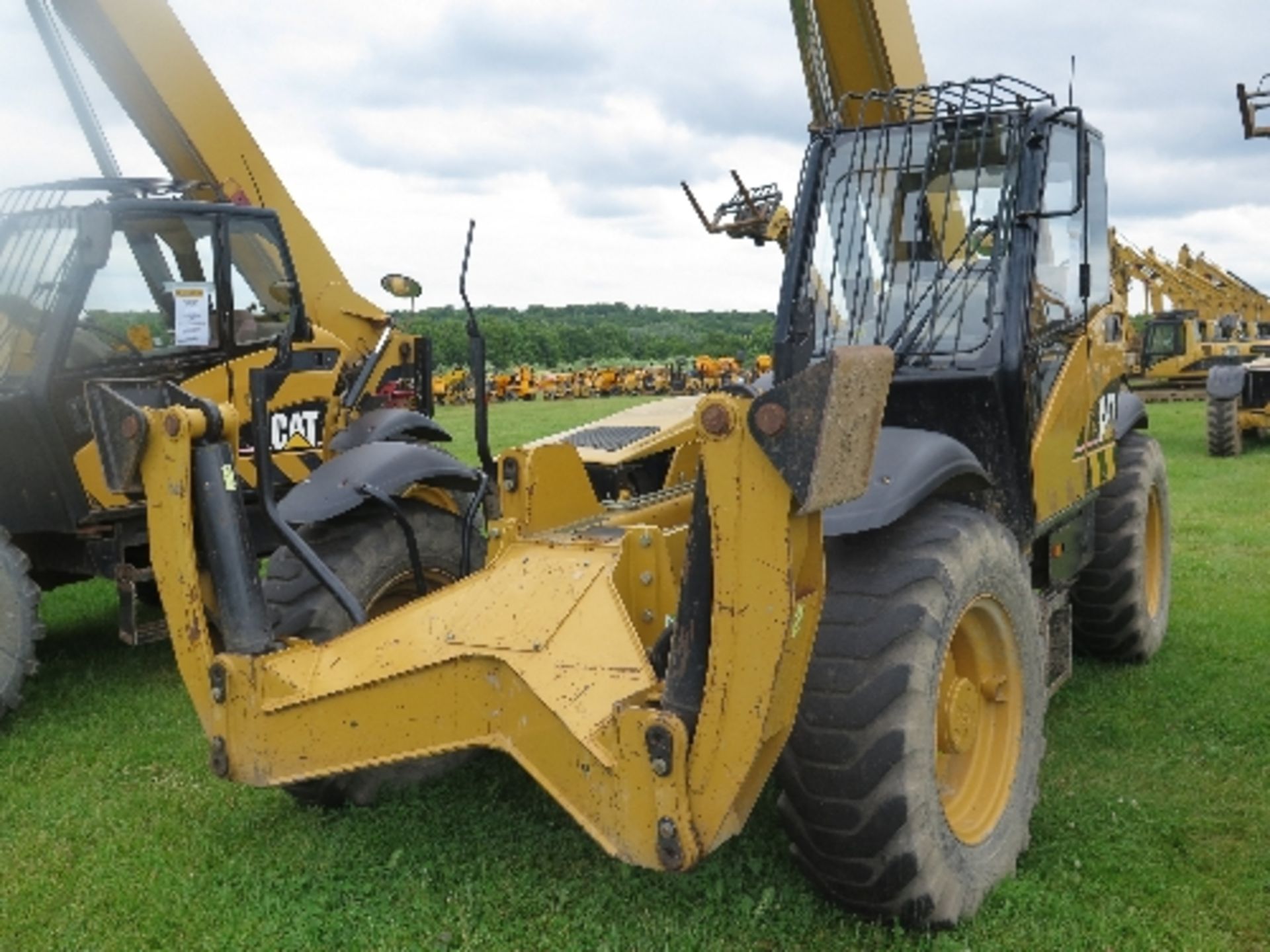 Caterpillar TH355B telehandler 2642 hrs 2005 136674
FORKS MISSING
ALL LOTS are SOLD AS SEEN - Image 3 of 9