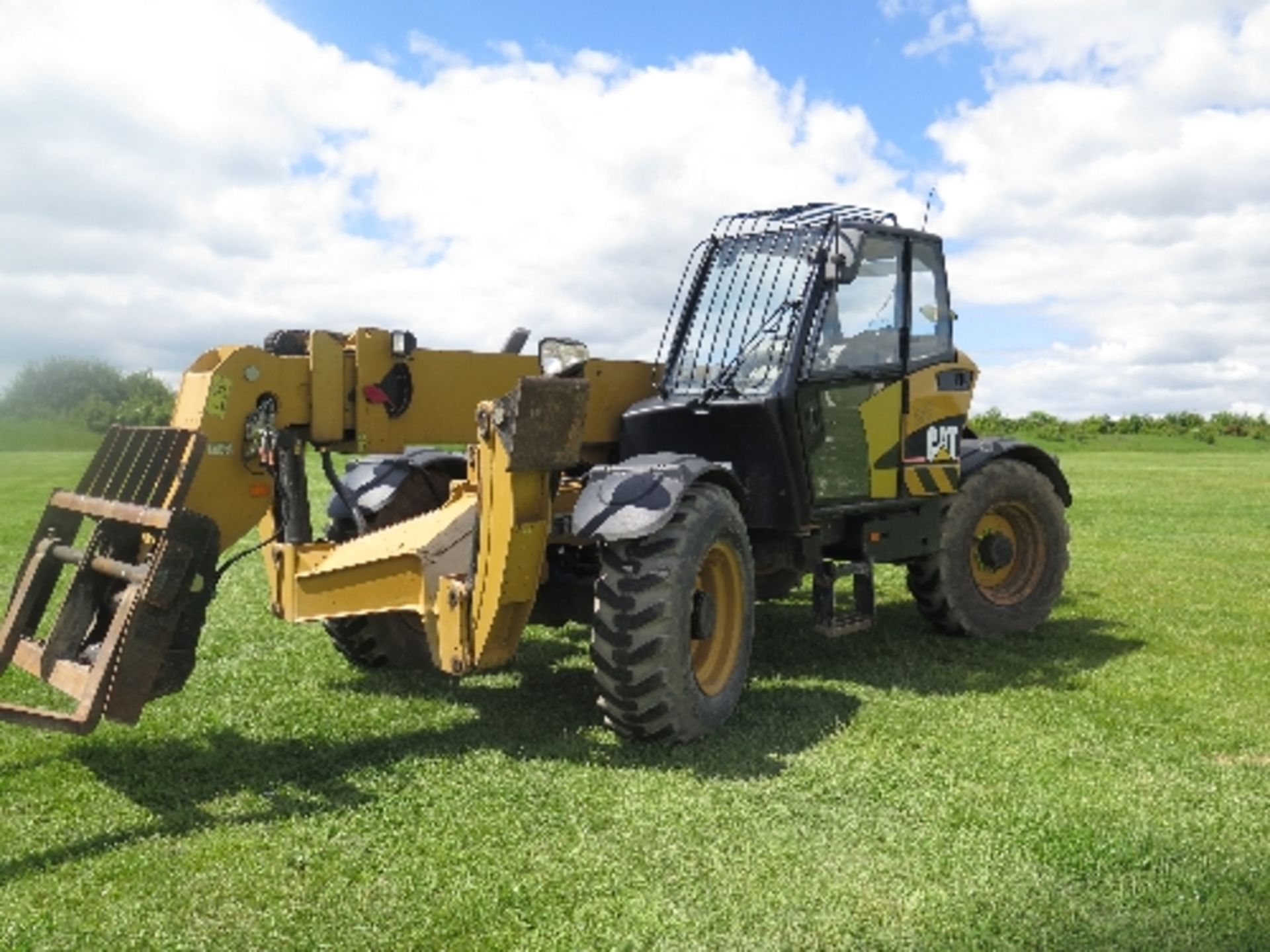 Caterpillar TH360B telehandler 2477 hrs 2007 154343ALL LOTS are SOLD AS SEEN WITHOUT WARRANTY