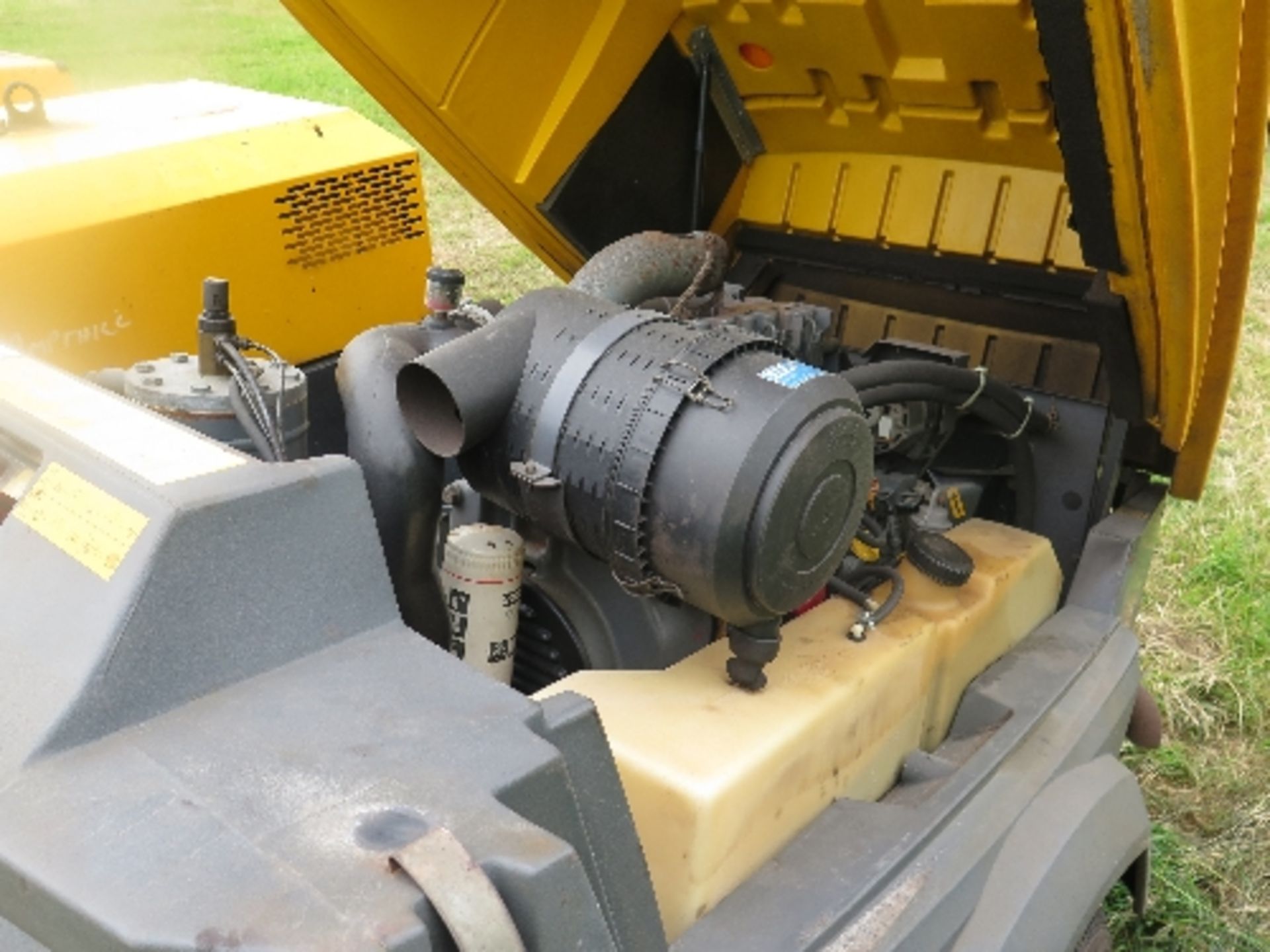 Atlas Copco XAS77 compressor 2007 152701
2,919 HOURS - DEUTZ POWER - LIFT PUMP & FUEL PIPES ARE - Image 4 of 5