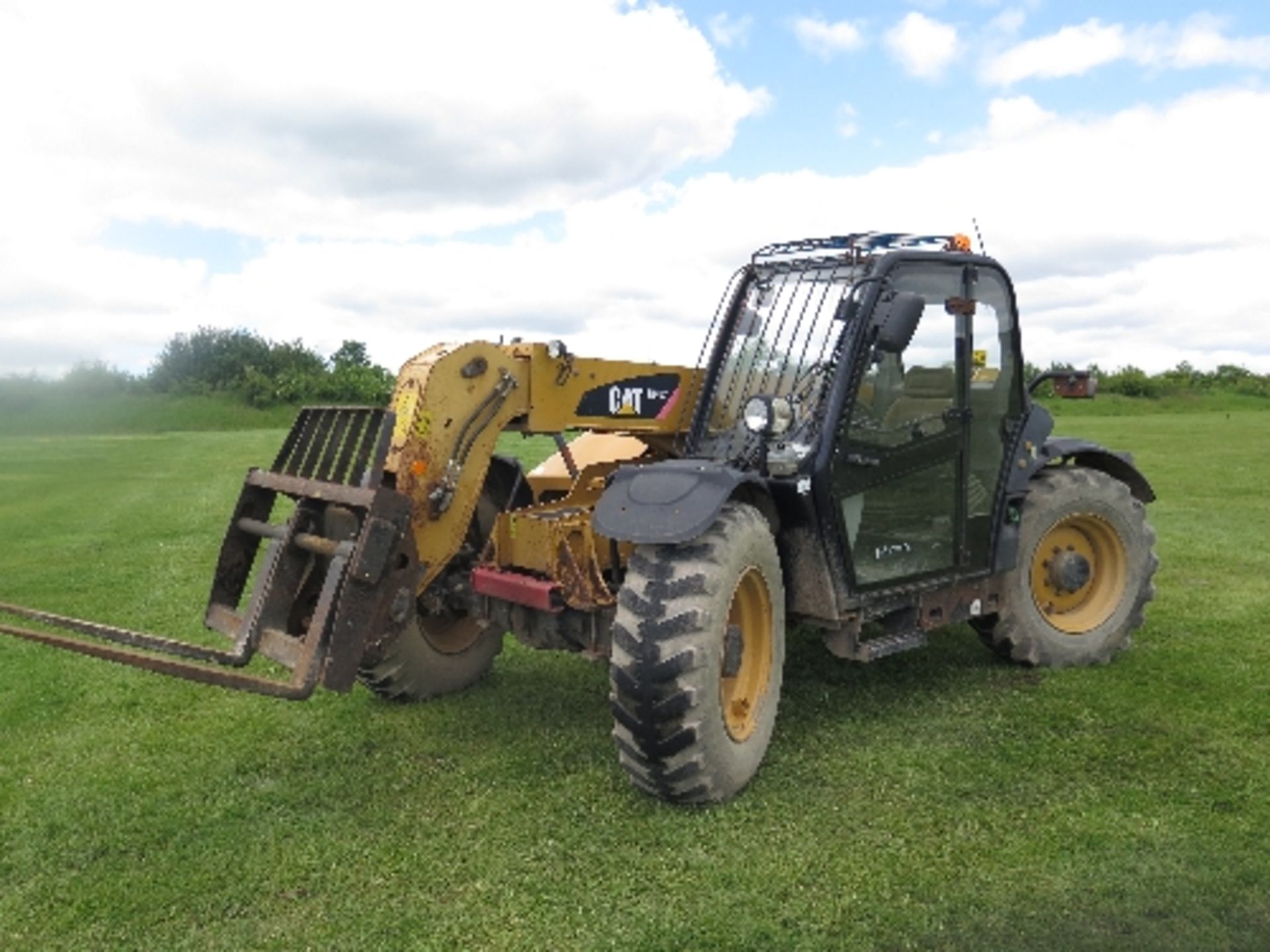 Caterpillar TH407 telehandler 2633 hrs 2008 5003029ALL LOTS are SOLD AS SEEN WITHOUT WARRANTY