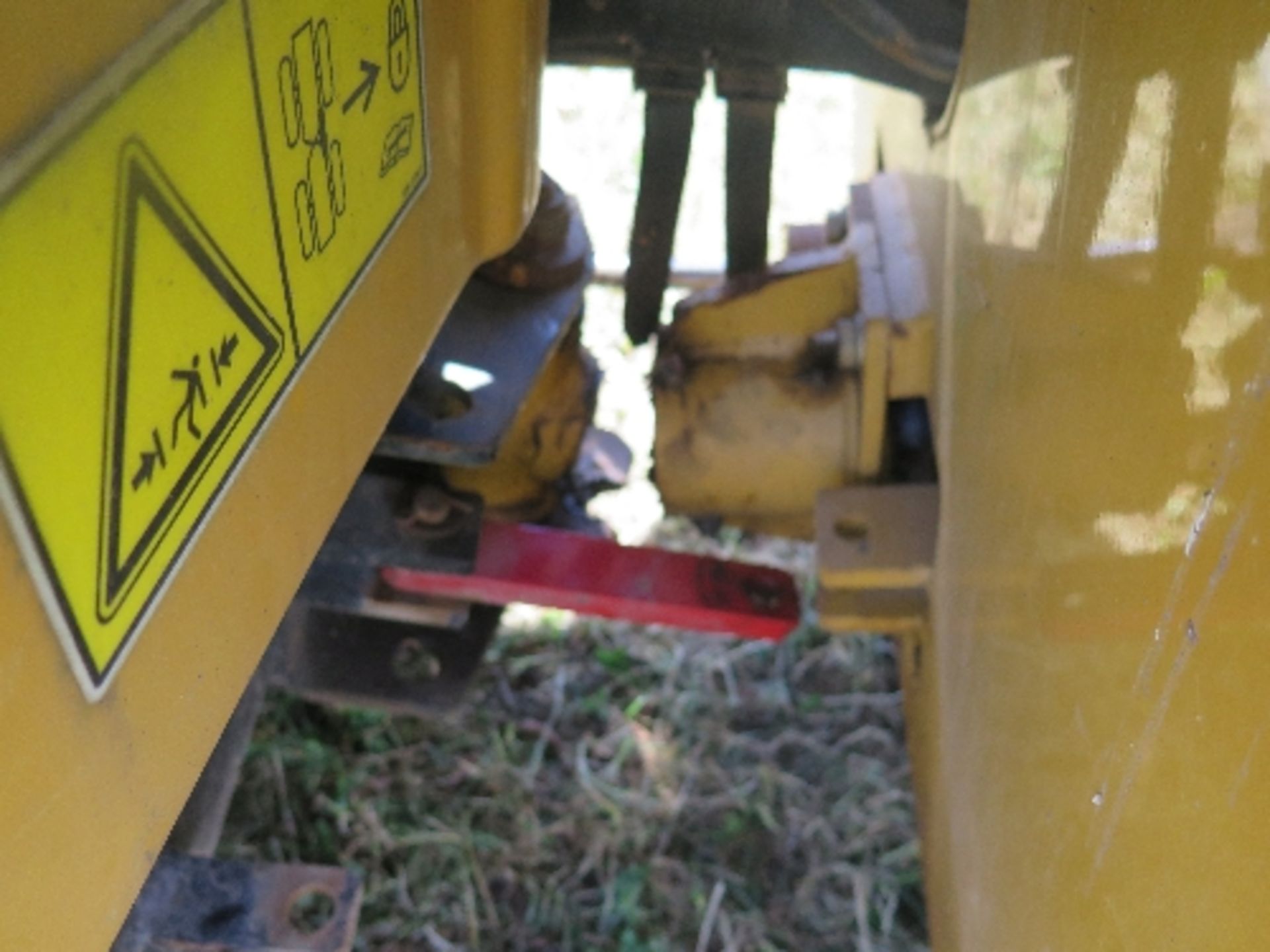 Caterpillar CB114E tandem roller 2007 149689
ENGINE RUNS
CENTRE PIVOT BROKEN
ALL LOTS are SOLD AS - Image 6 of 7