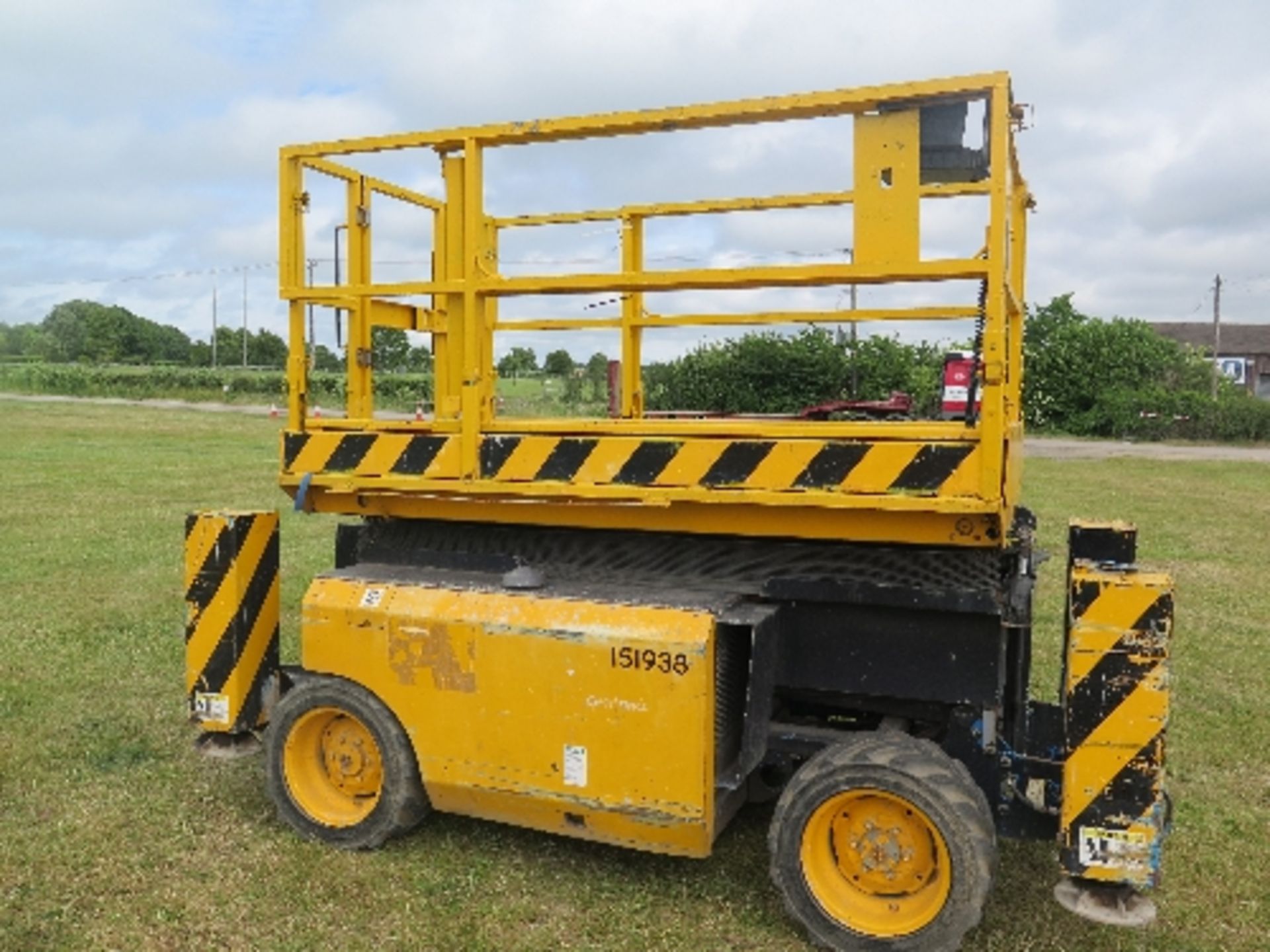 Genie GS3268 scissor lift 2006 151938
1,379 HOURS
ALL LOTS are SOLD AS SEEN WITHOUT WARRANTY