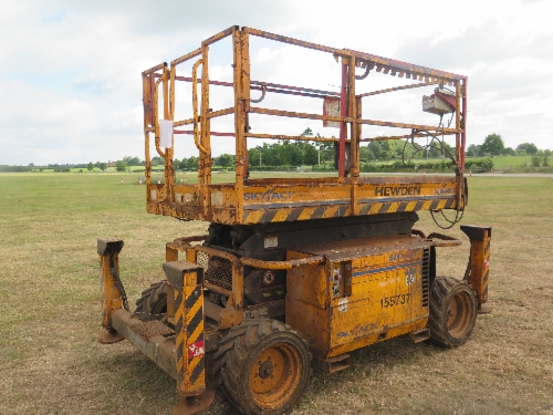 Skyjack 6832 scissor lift 155737
BELIEVED 2007
RUNS AND LIFTS
NO DRIVE
ALL LOTS are SOLD AS SEEN - Image 2 of 4