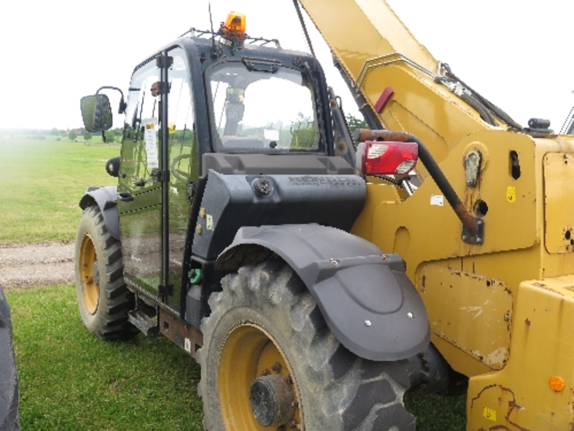 Caterpillar TH407 telehandler 2633 hrs 2008 5003029ALL LOTS are SOLD AS SEEN WITHOUT WARRANTY - Image 4 of 8