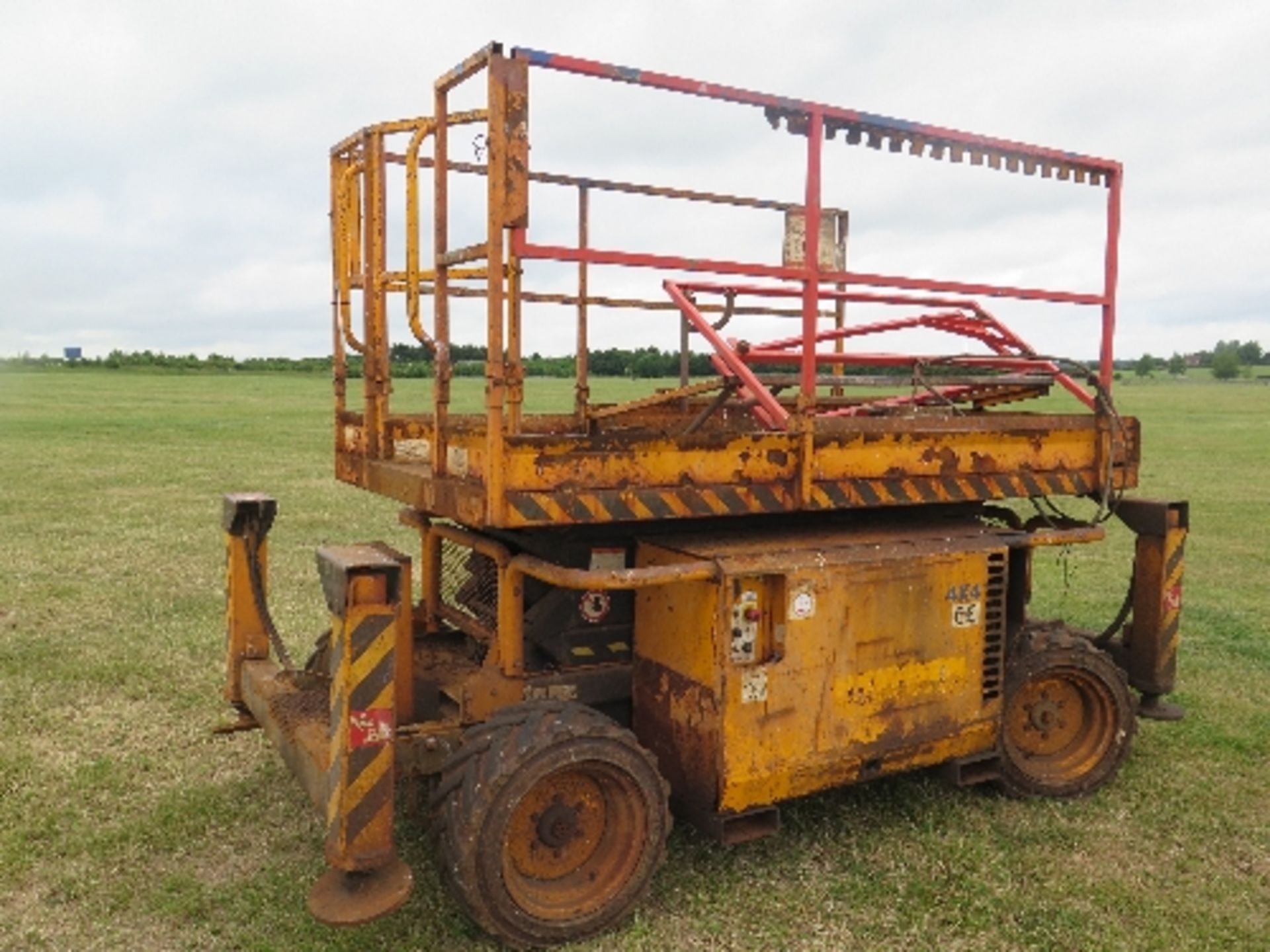 Skyjack SJ6826 scissor lift 2008 5000922
BELIEVED 2008
NON RUNNER
ALL LOTS are SOLD AS SEEN