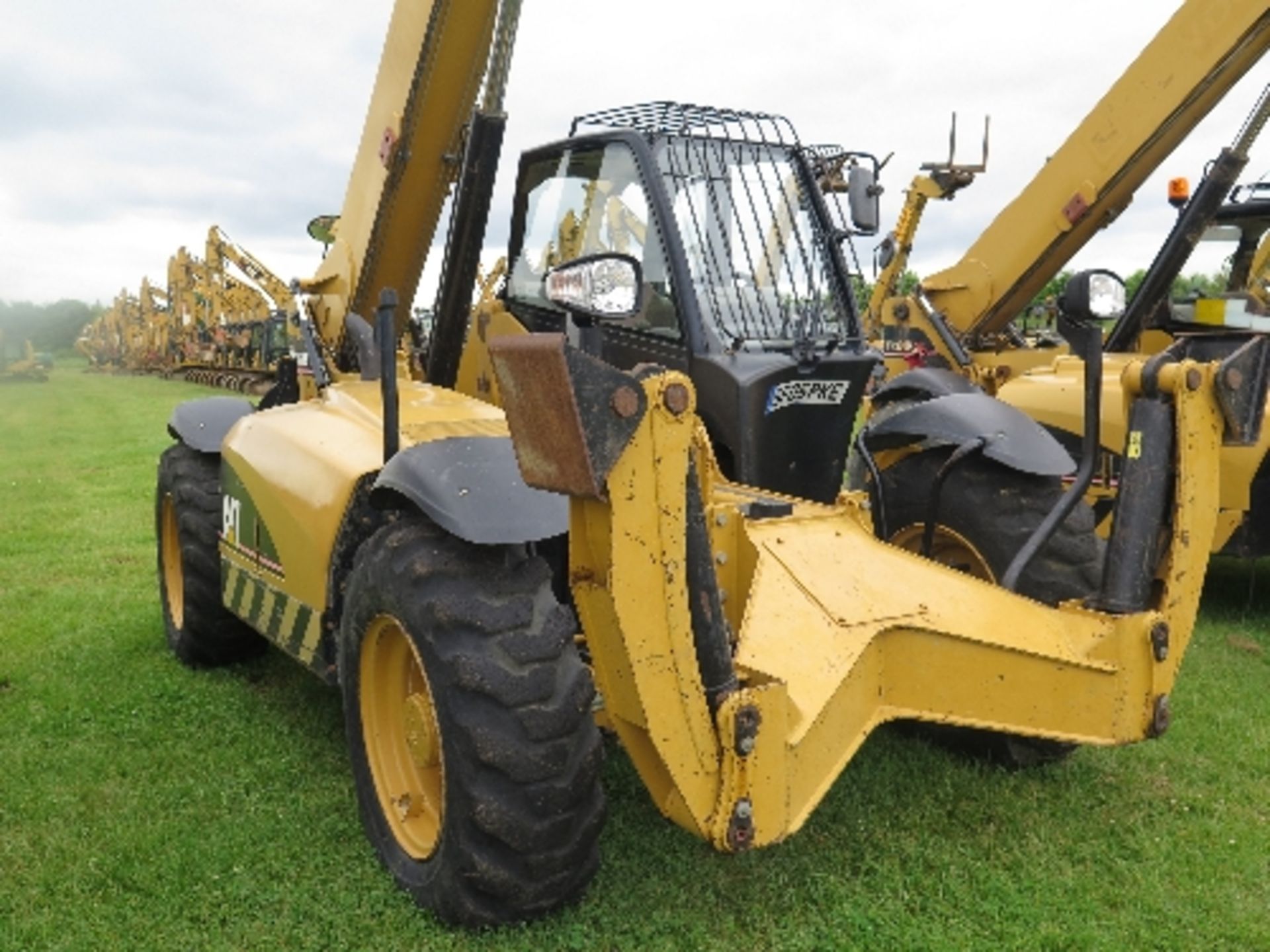 Caterpillar TH360B telehandler 3545 hrs 136743
BELIEVED 2005
ALL LOTS are SOLD AS SEEN WITHOUT - Image 2 of 7