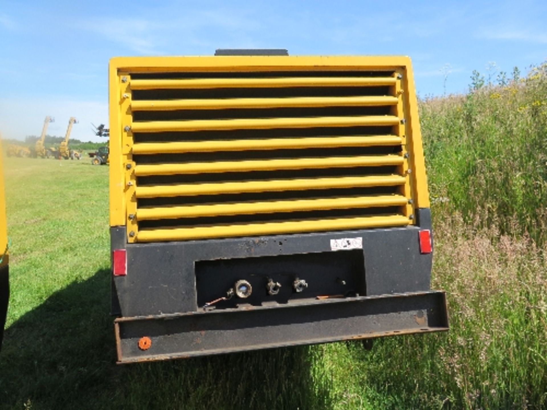 Atlas Copco XAHS236CD compressor 2007 152921
2,937 HOURS - RUNS AND MAKES AIR - CATERPILLAR - Image 4 of 6