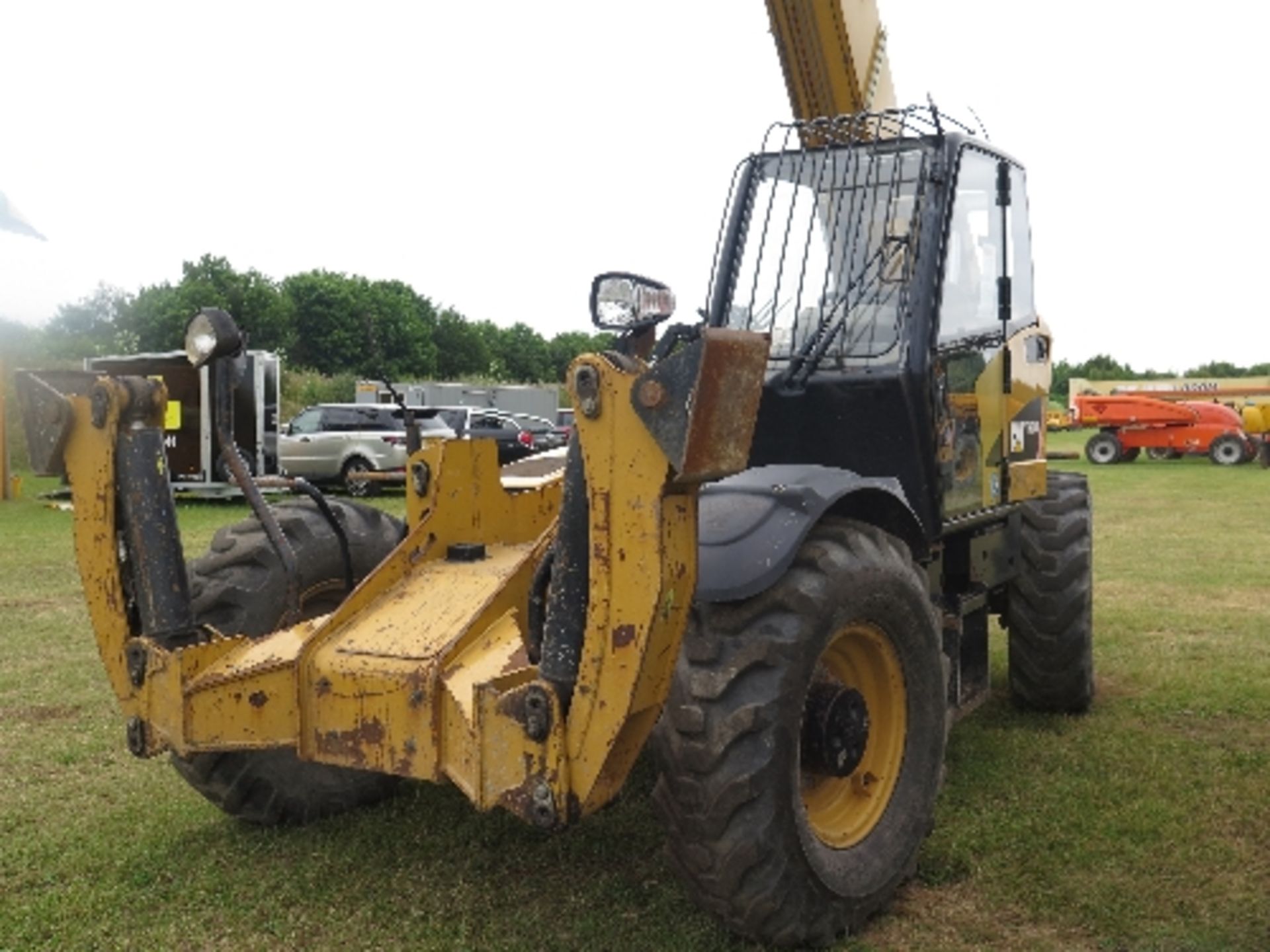 Caterpillar TH580B telehandler 4130 hrs 2007 154390
2 MUDGUARDS MISSING ALL LOTS are SOLD AS SEEN - Image 3 of 7