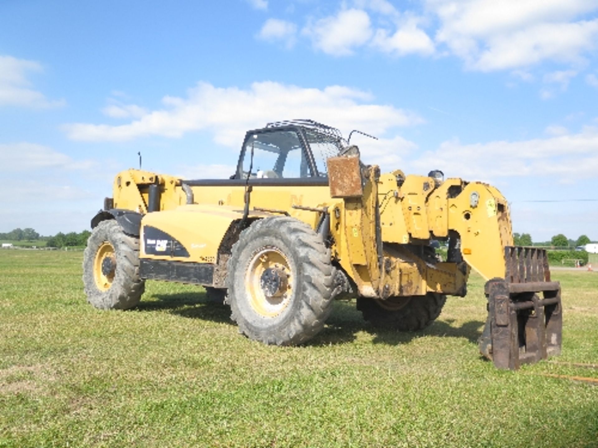 Caterpillar TH580B telehandler 4130 hrs 2007 154390
2 MUDGUARDS MISSING ALL LOTS are SOLD AS SEEN